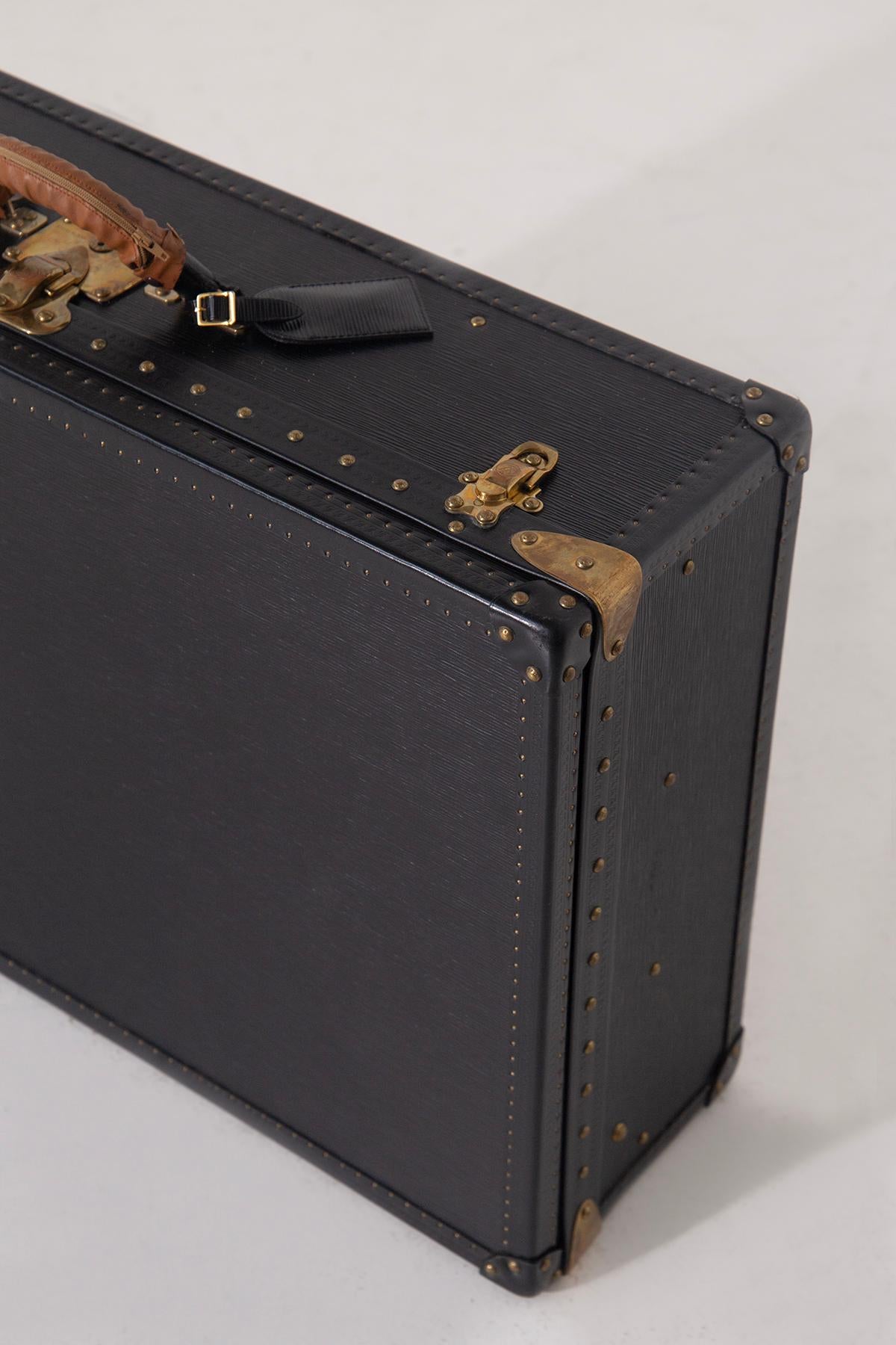 Seltenes Louis Vuitton Taigaleder, mit Kofferhülle im Angebot 1