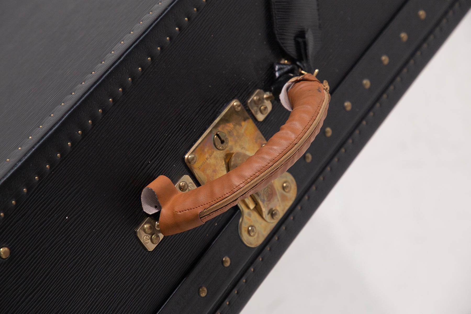 Seltenes Louis Vuitton Taigaleder, mit Kofferhülle im Angebot 2