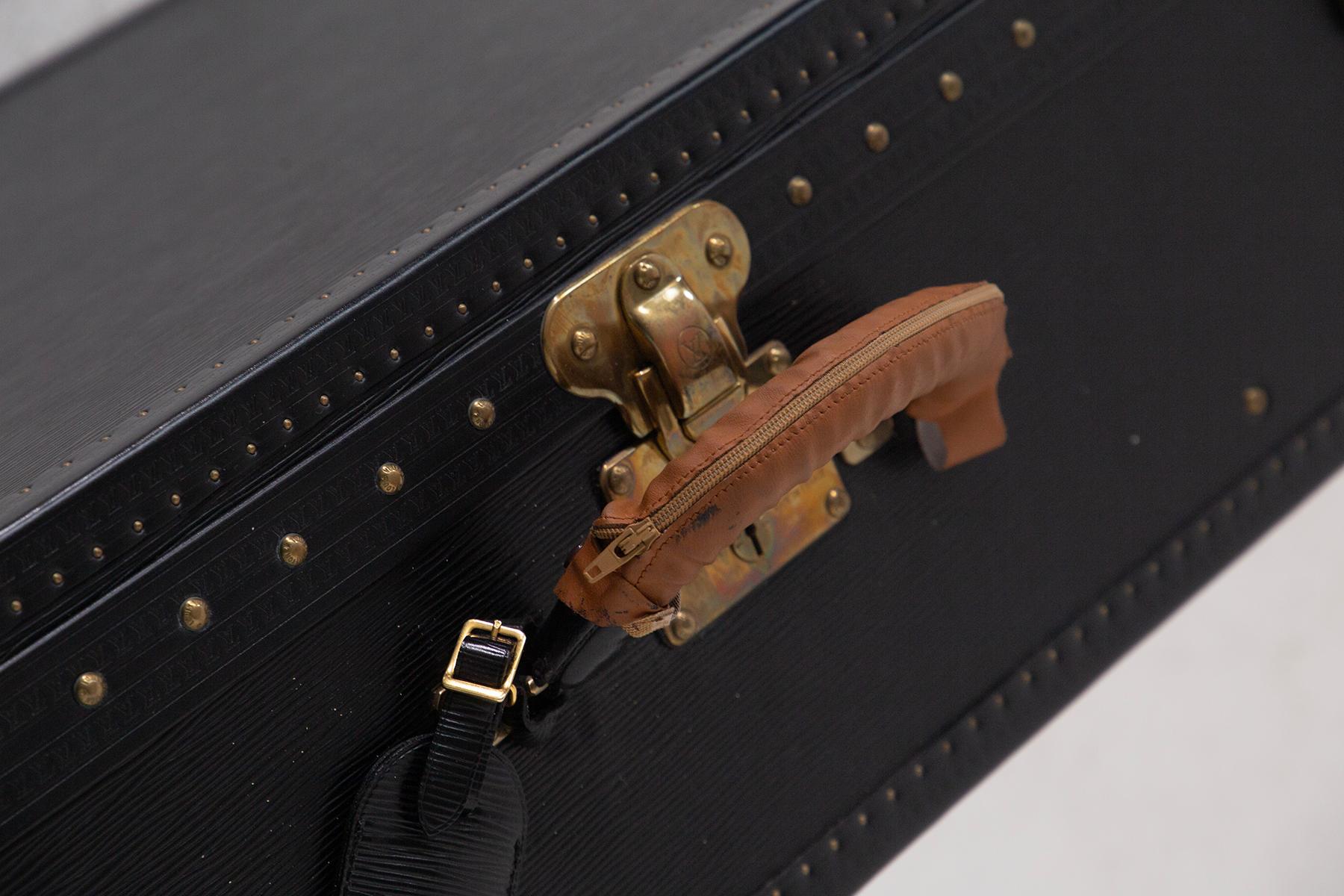 Seltenes Louis Vuitton Taigaleder, mit Kofferhülle im Angebot 4