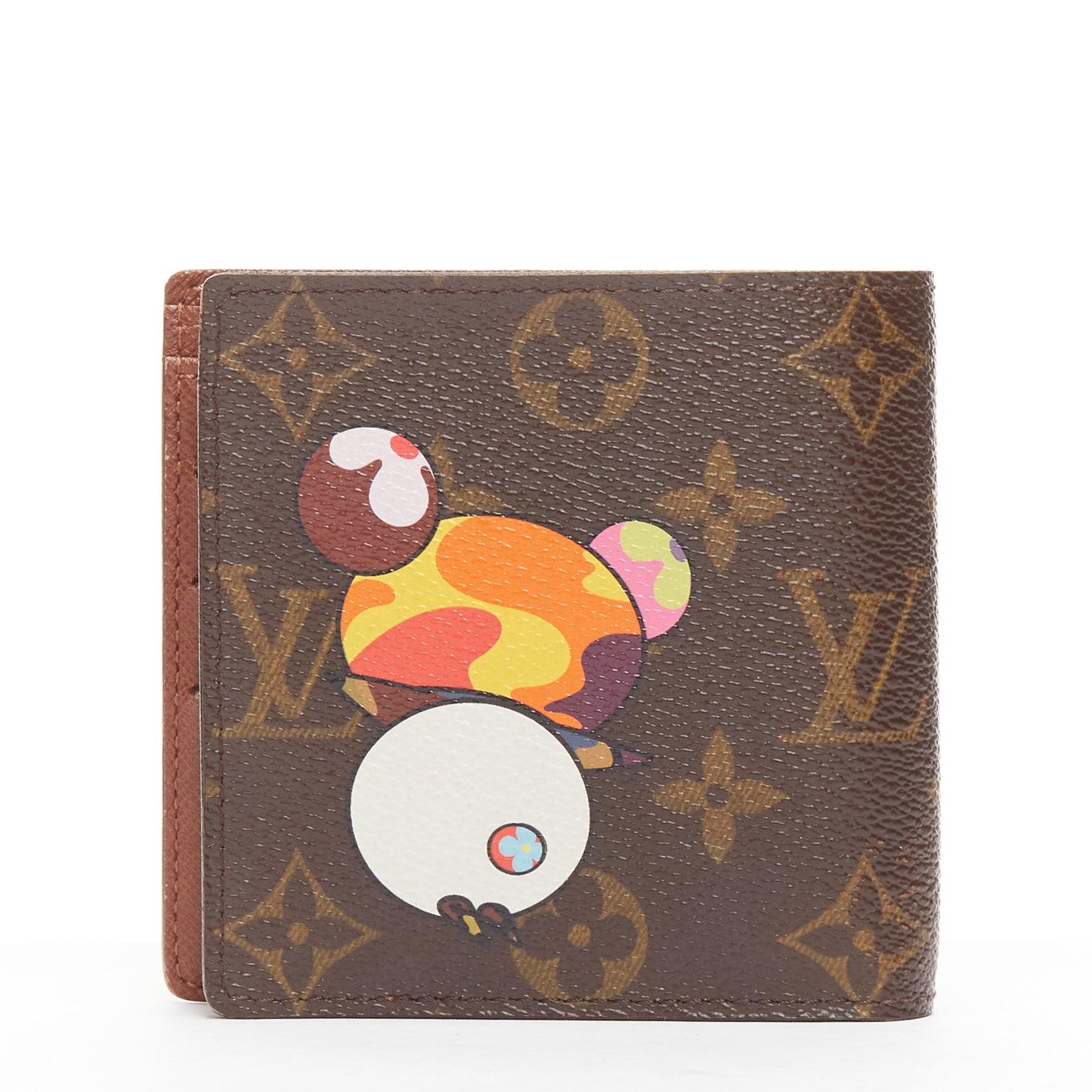 rare LOUIS VUITTON Takashi Murakami bear LV monogram bifold wallet
Reference: AAWC/A00981
Brand: Louis Vuitton
Collection: Takashi Murakami
Material: Canvas, Leather
Color: Brown, Multicolour
Pattern: Monogram
Lining: Brown Leather
Extra Details: