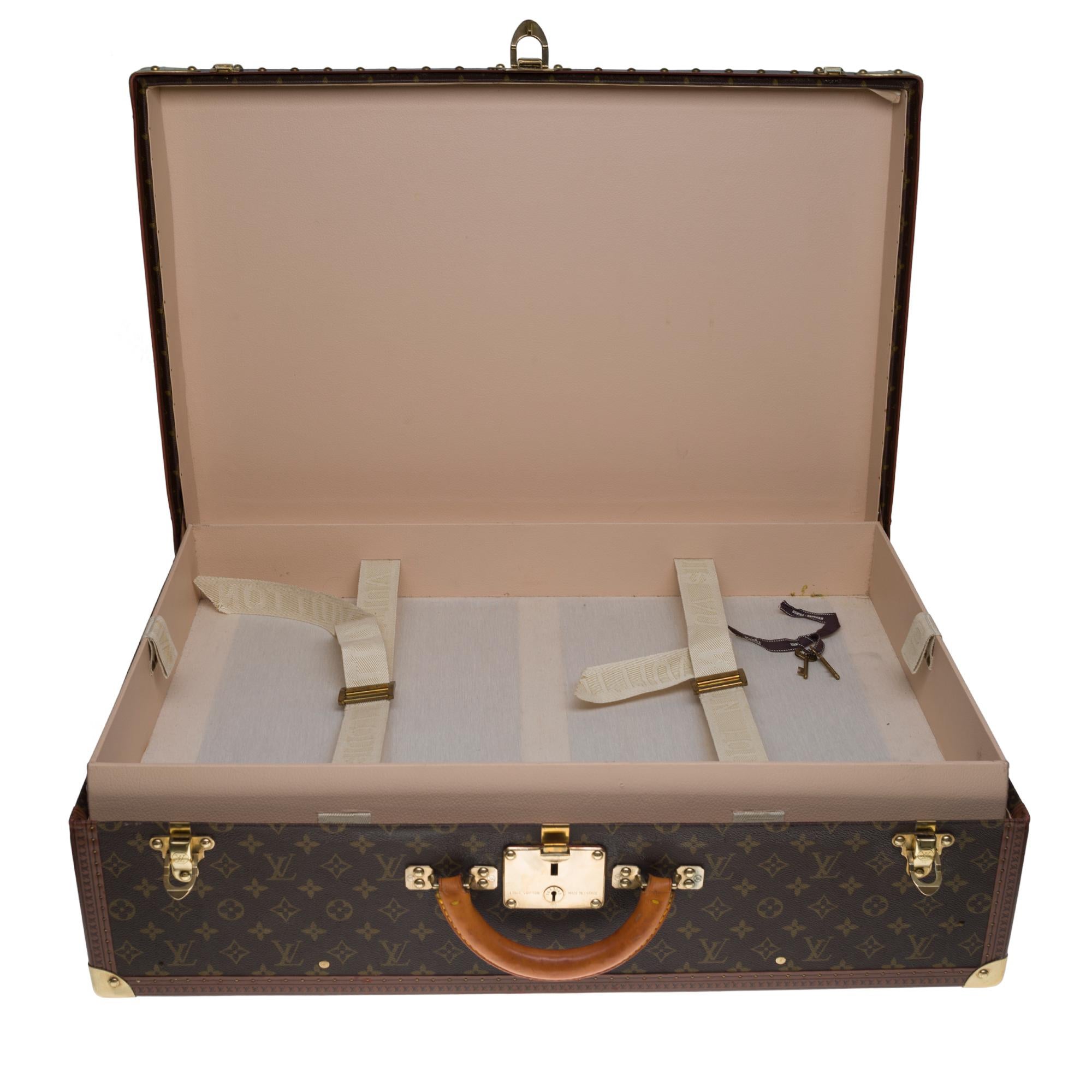 Beautiful decorative and collectible object:

Lovely Louis Vuitton Alzer suitcase in monogram canvas and brown lozine, brass trim, natural leather handle allowing a handheld.

Three brass clasps.
1 tray.
Lining in beige canvas, two straps to hold