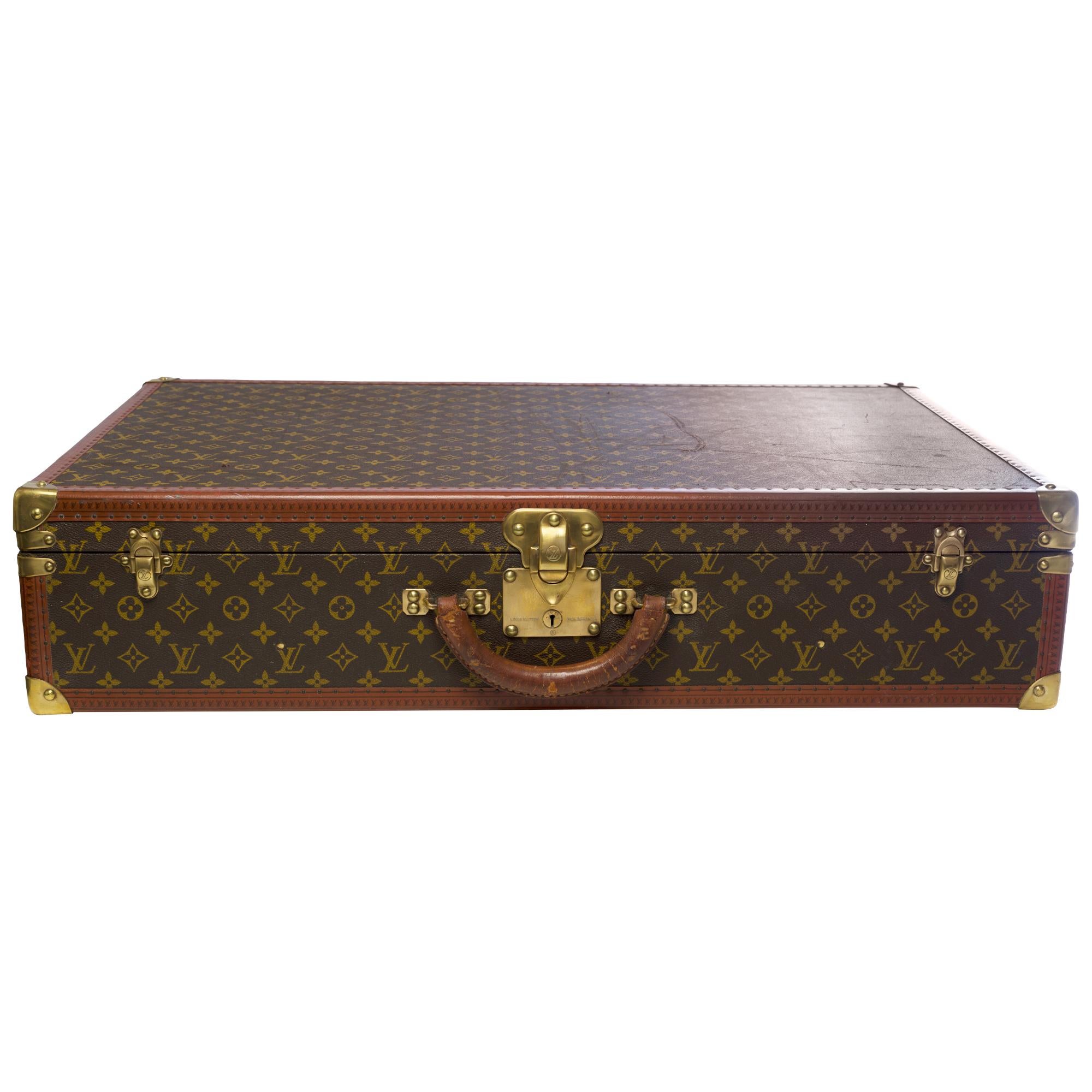 Beautiful decorative and collectible object:

Lovely Louis Vuitton Alzer 80 suitcase in monogram canvas and brown lozine, brass trim, natural leather handle allowing a handheld.

Three brass clasps.
Lining in beige canvas, two straps to hold