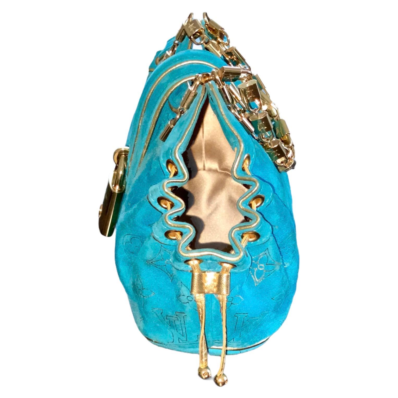 Ein atemberaubendes türkisfarbenes Wildleder von Louis Vuitton
Diese Tasche wurde in limitierter Auflage und auf Bestellung für die 150-Jahr-Feier von LV hergestellt. 
Feinstes Wildleder, bedruckt mit dem berühmten LV-Monogramm in goldener