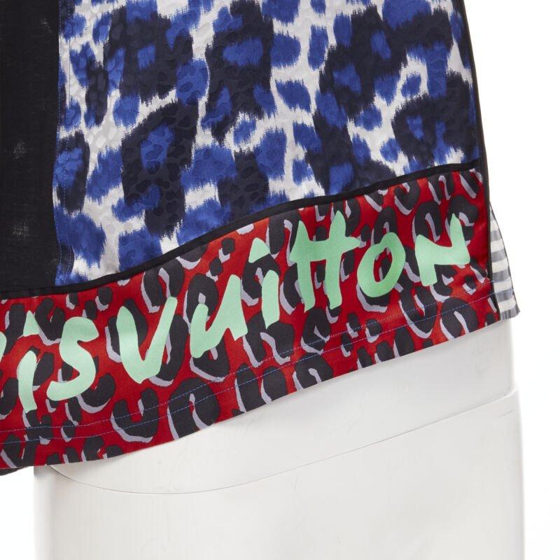 Seltenes LOUIS VUITTON Vintage Stephen Sprouse Leoparden-Patchwork-TShirt S
Referenz: ANWU/A00645
Marke: Louis Vuitton
Designer: Marc Jacobs
Collection'S: Stephen Sprouse
MATERIAL: Fühlt sich an wie Seide
Farbe: Schwarz, Rot
Muster: