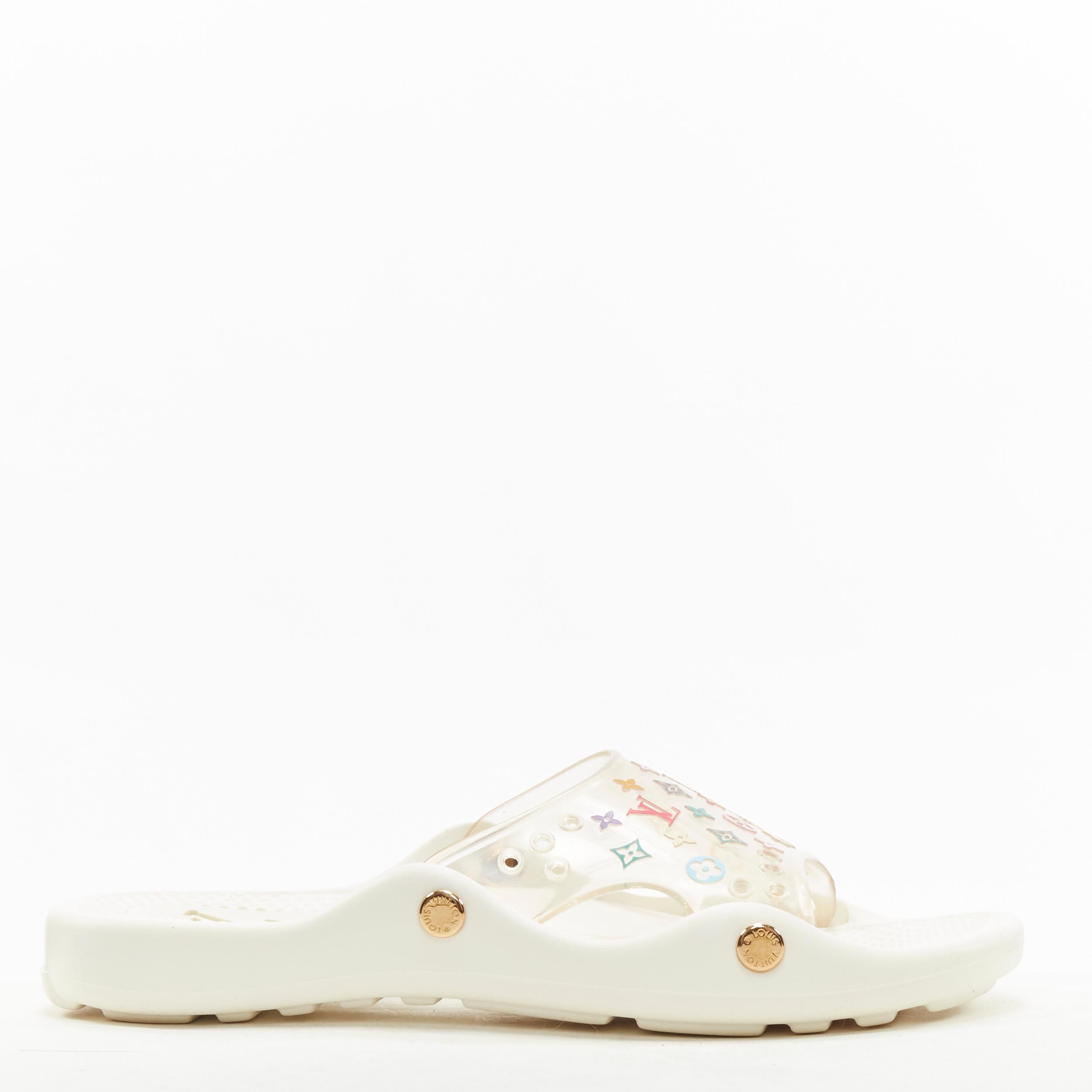 rare LOUIS VUITTON Y2K white multicolour monogram clear PVC pool slides EU37
Brand: Louis Vuitton
Material: Rubber
Color: White
Pattern: Logomania
Extra Detail: Gold-tone stud detail.
Made in: Italy

CONDITION:
Condition: Very good, this item was
