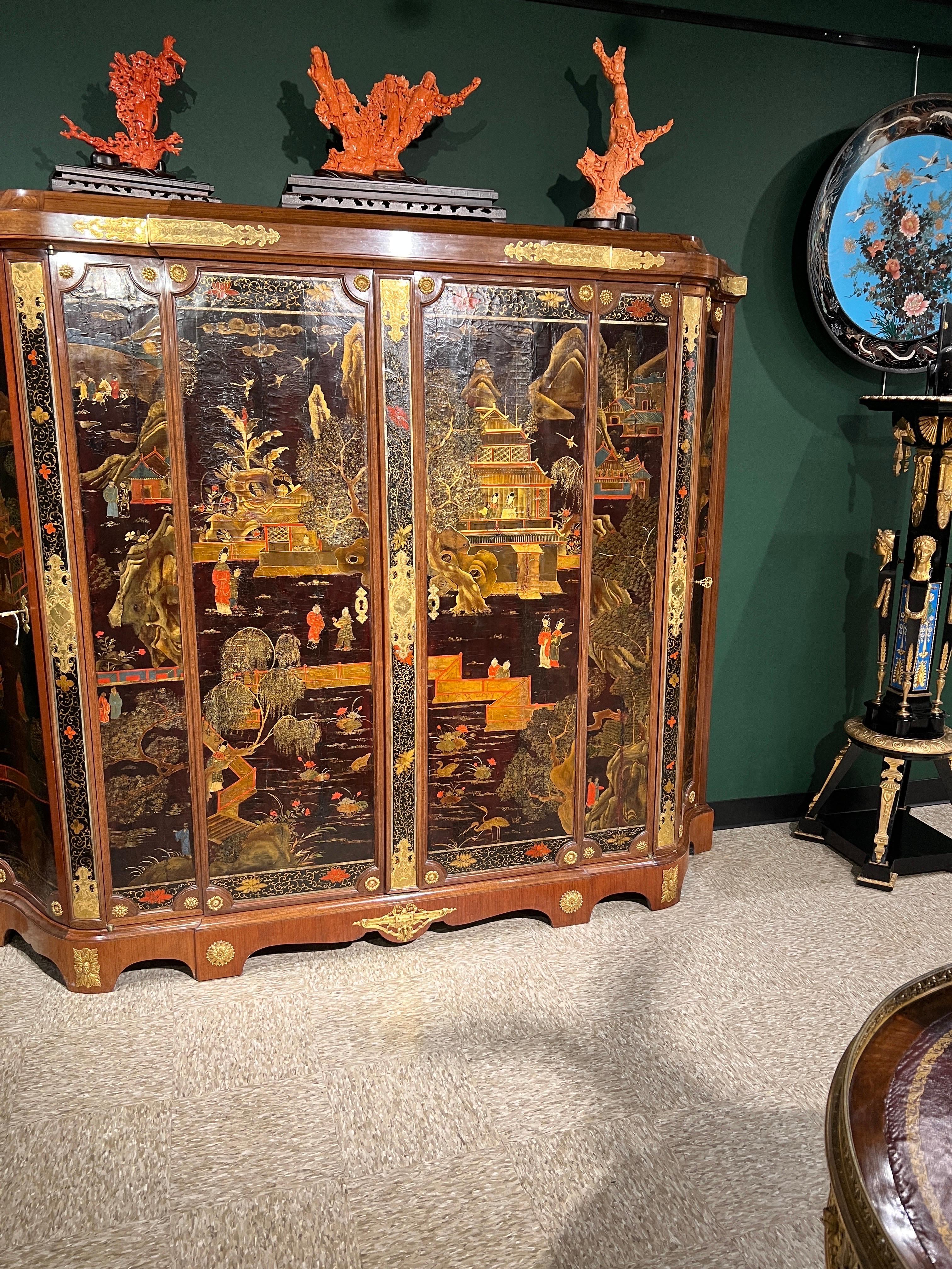 Rare meuble de rangement Louis XV en bois de tulipier et laque chinoise monté en bronze doré en vente 11