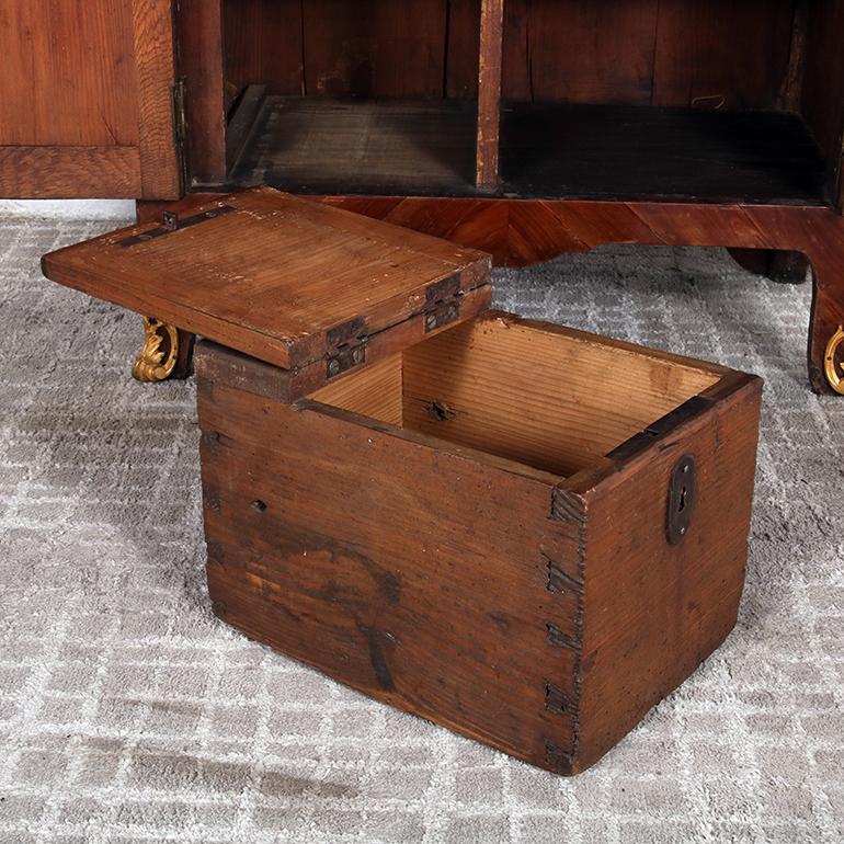 Rare secrétaire Louis XV en bois de rose et broussin, vers 1770 en vente 3