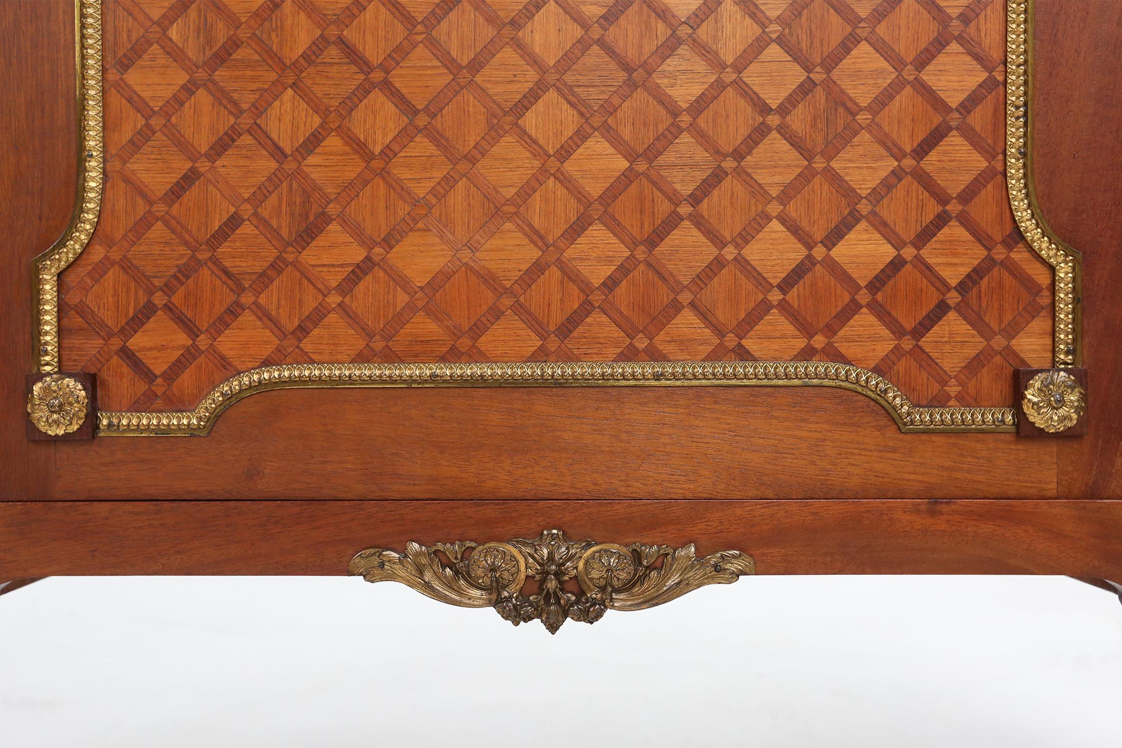 Rare vitrine Louis XVI en marqueterie avec lumière, France vers 1850 en vente 3