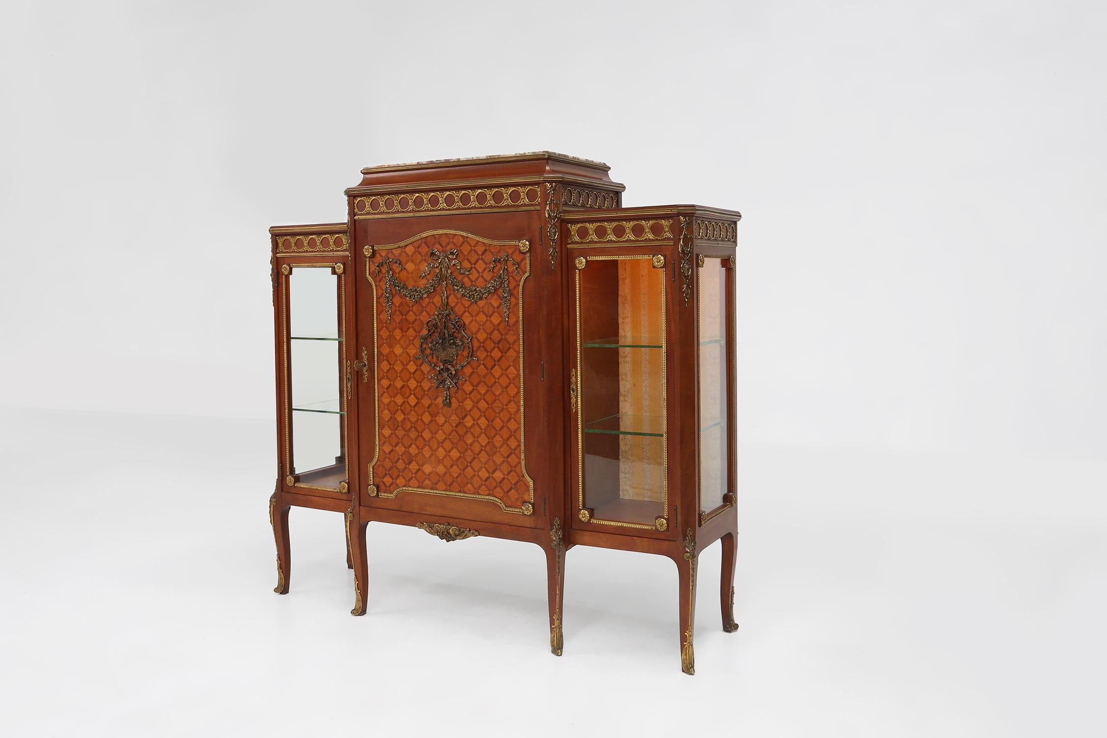 Rare vitrine Louis XVI en marqueterie avec lumière, France vers 1850 en vente 4