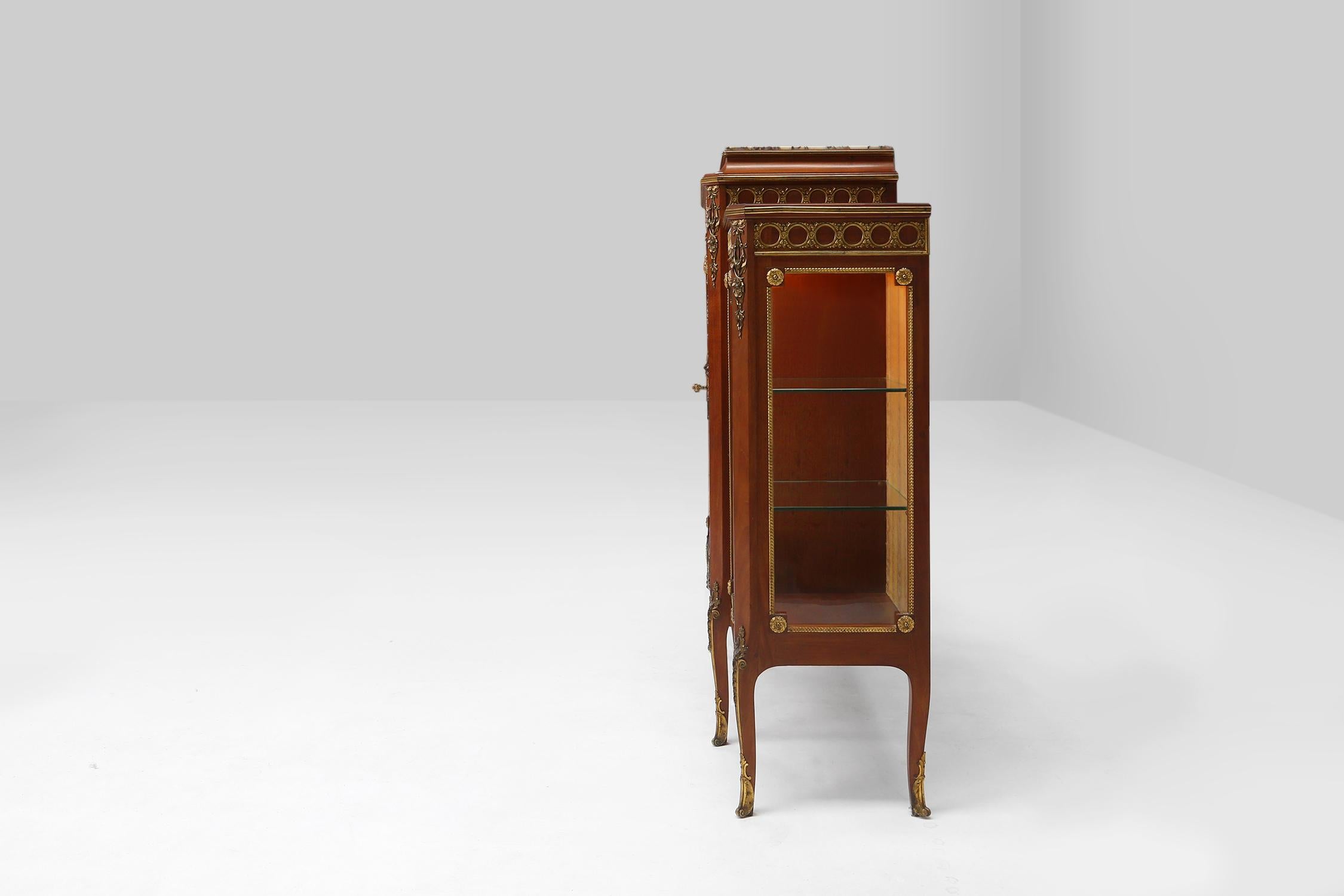 Rare vitrine Louis XVI en marqueterie avec lumière, France vers 1850 en vente 5