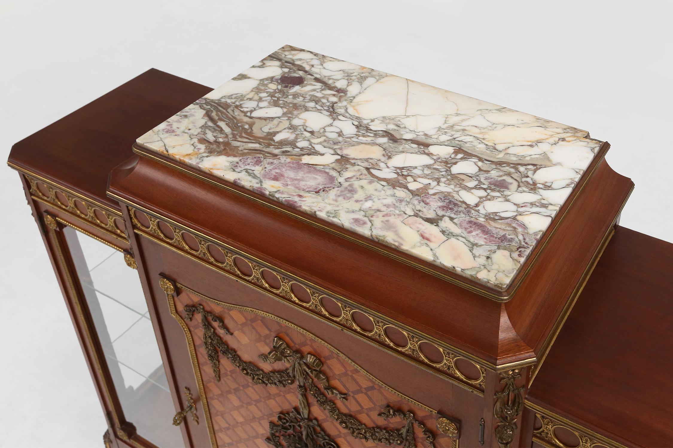 Rare vitrine Louis XVI en marqueterie avec lumière, France vers 1850 en vente 6