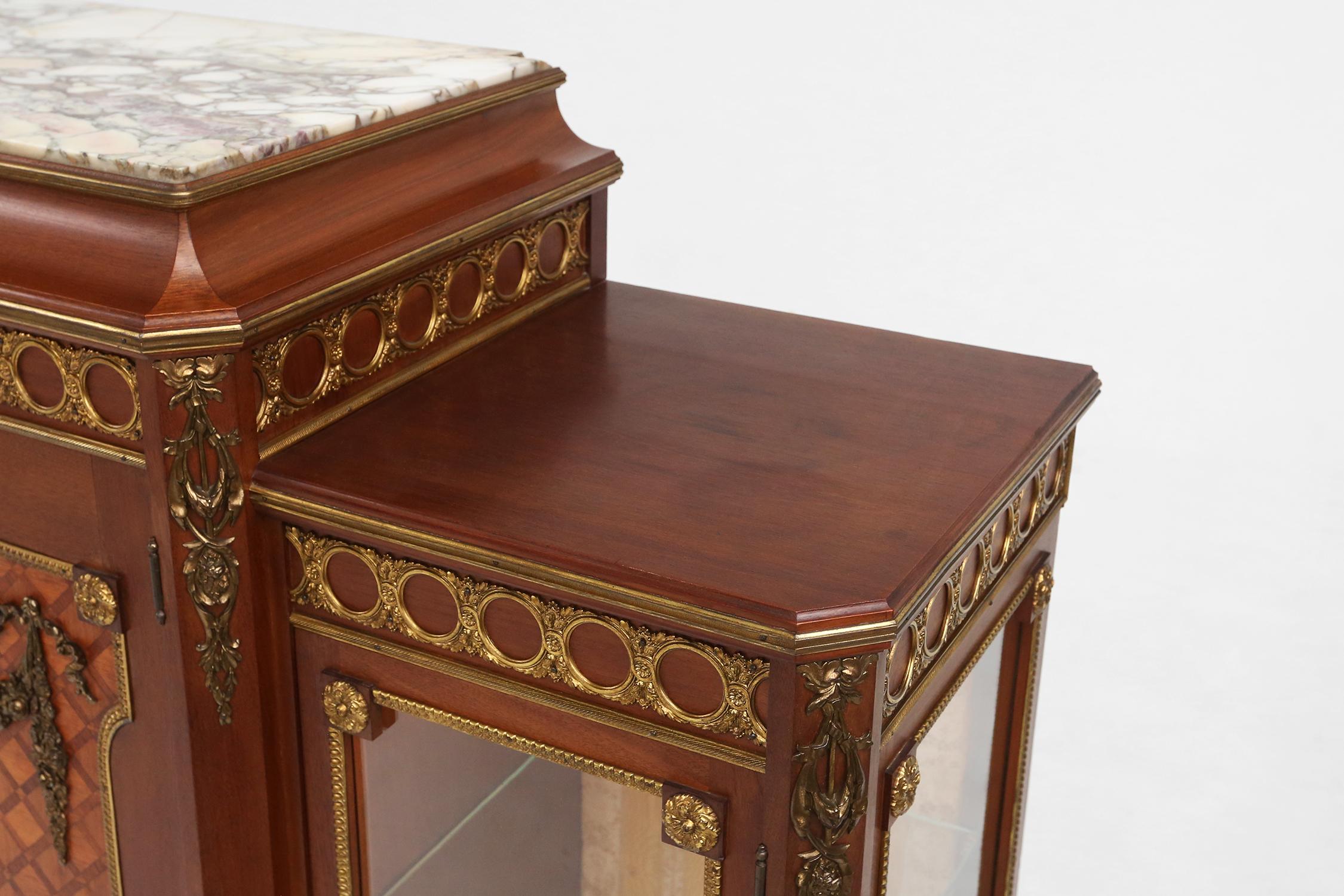 Rare vitrine Louis XVI en marqueterie avec lumière, France vers 1850 en vente 7