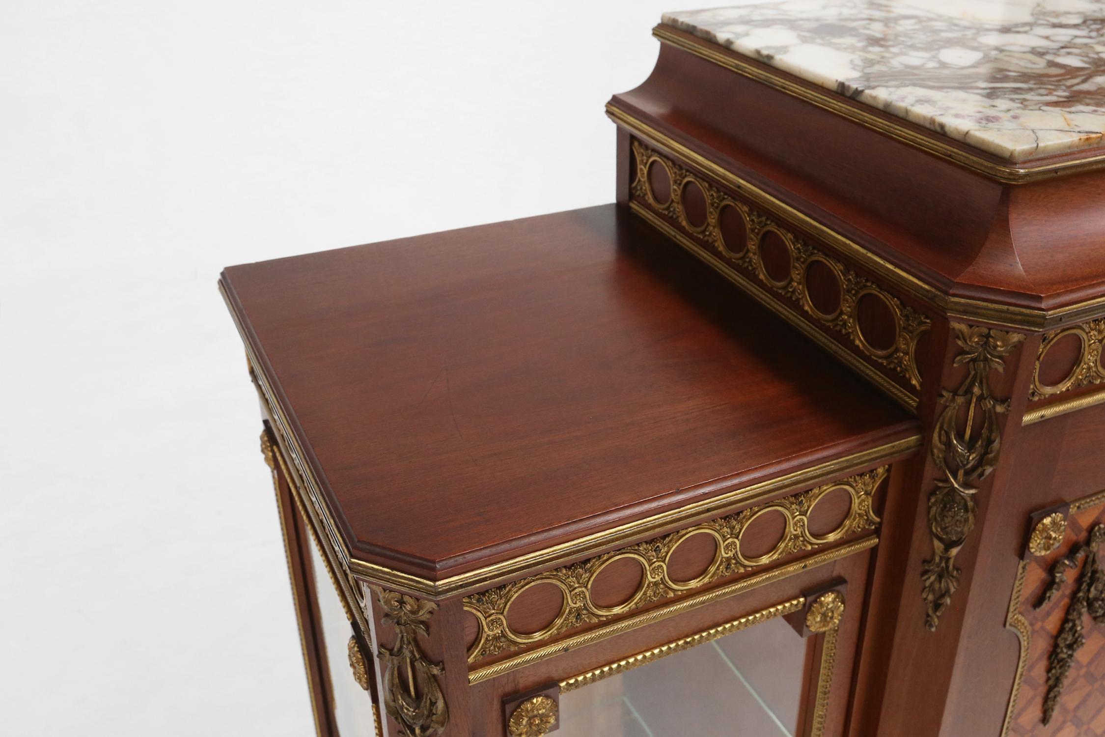 Rare vitrine Louis XVI en marqueterie avec lumière, France vers 1850 en vente 8