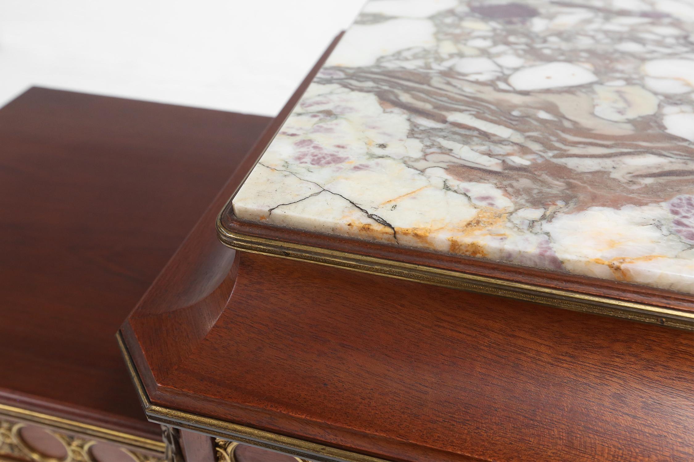 Rare vitrine Louis XVI en marqueterie avec lumière, France vers 1850 en vente 10