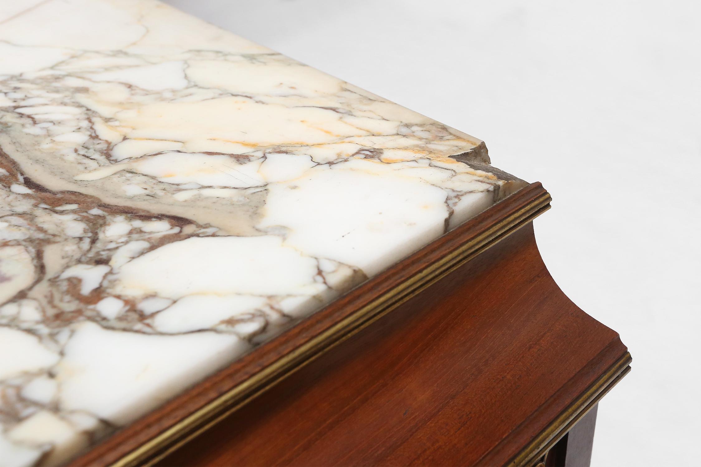 Rare vitrine Louis XVI en marqueterie avec lumière, France vers 1850 en vente 11