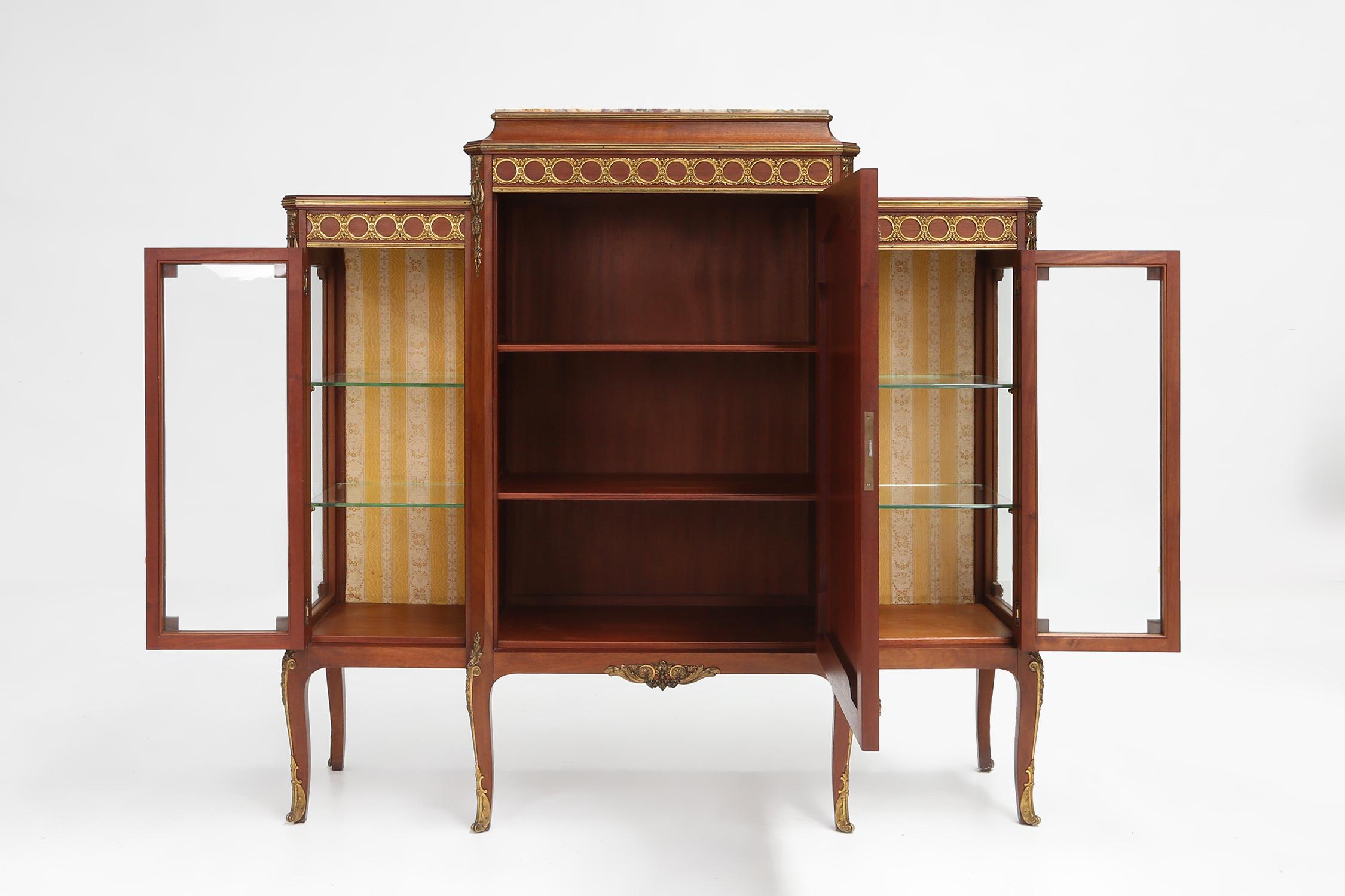 Rare vitrine Louis XVI en marqueterie avec lumière, France vers 1850 en vente 12
