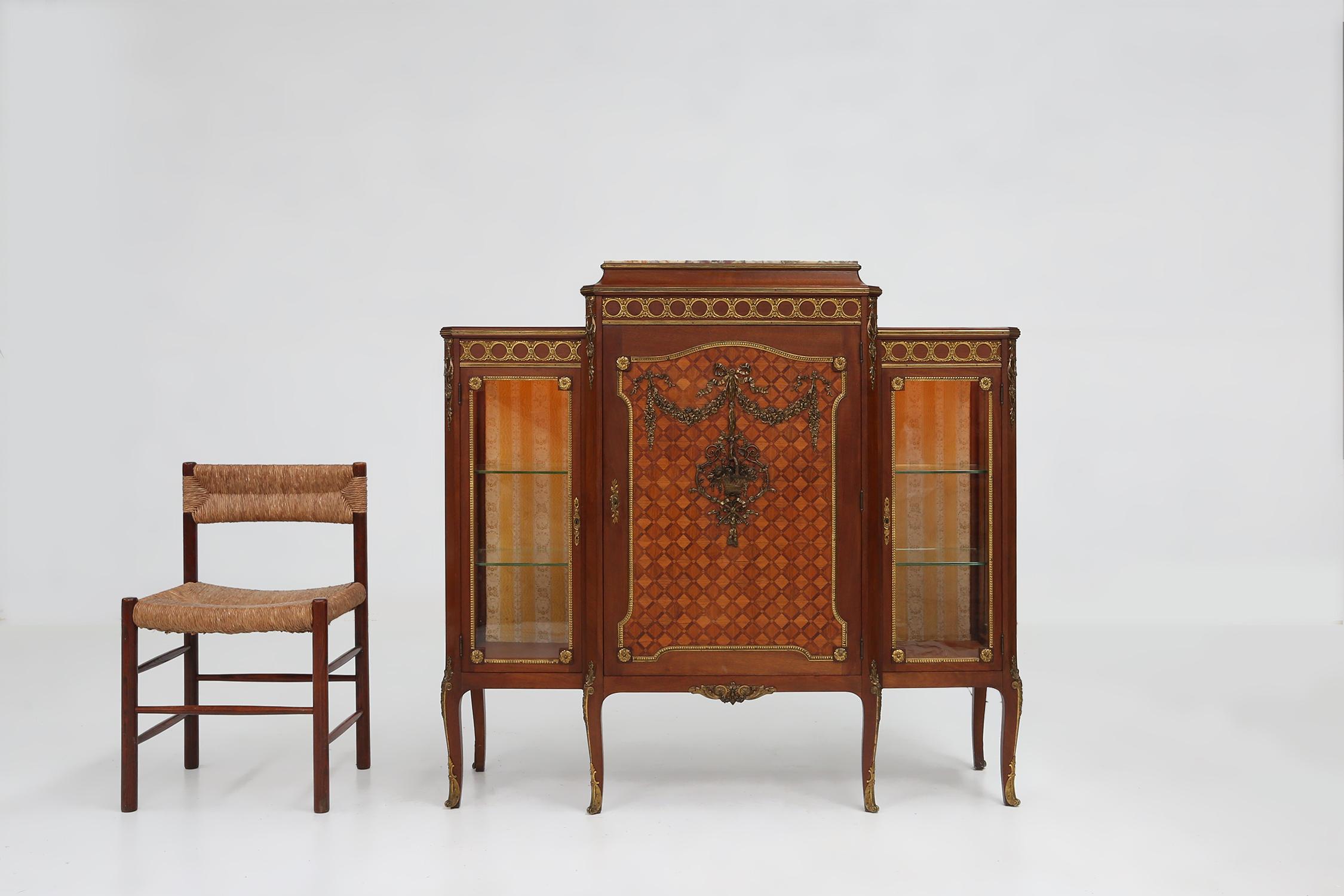 France / 1850 / Vitrine Louis XVI / bois, laiton, verre, marbre / Louis XVI / 19e siècle

Exceptionnelle et rare vitrine à 3 portes en marqueterie avec de riches décorations florales en laiton. Fabriqué en France vers 1850. 1850. Avec une grande