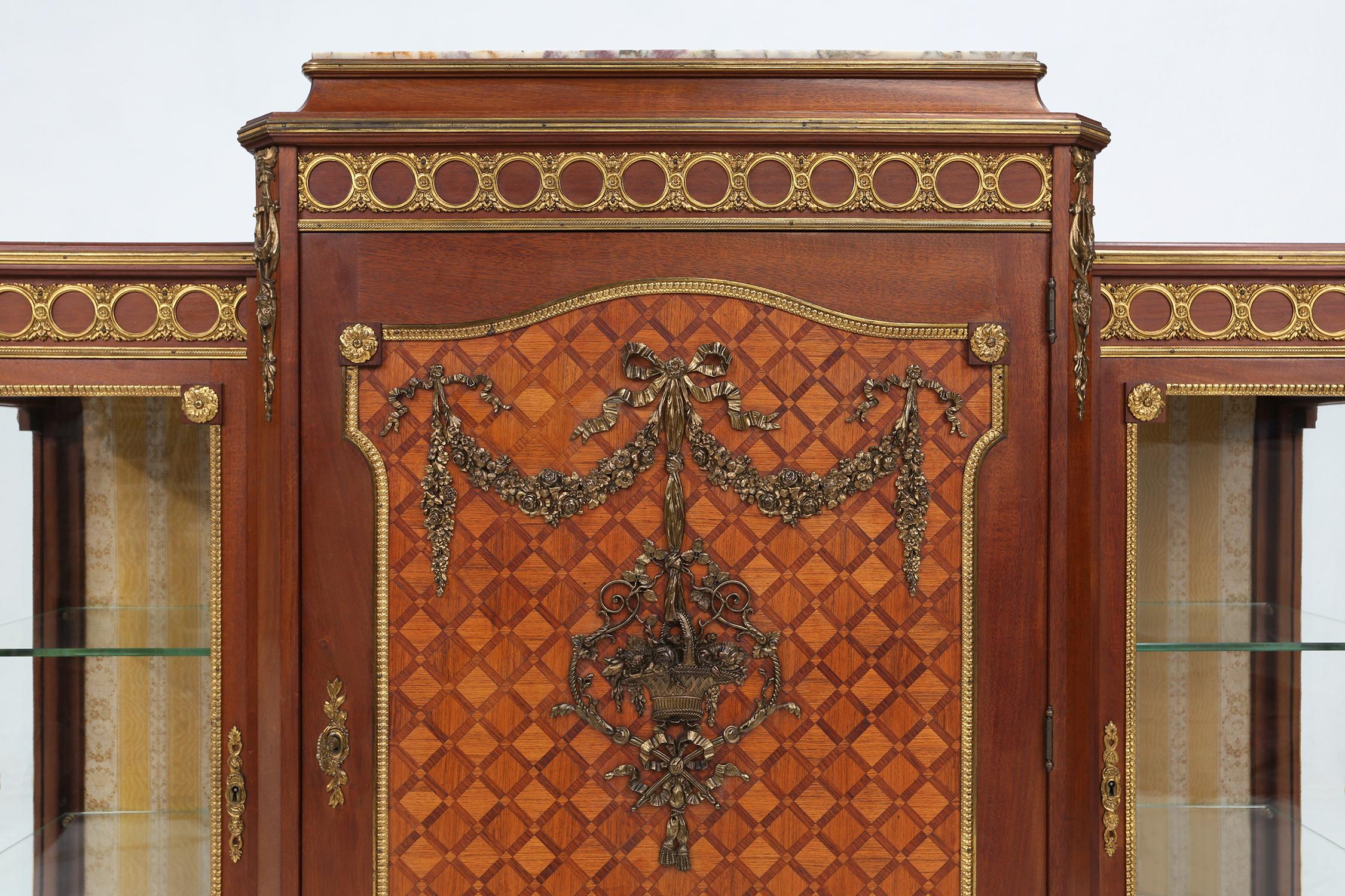Fait main Rare vitrine Louis XVI en marqueterie avec lumière, France vers 1850 en vente