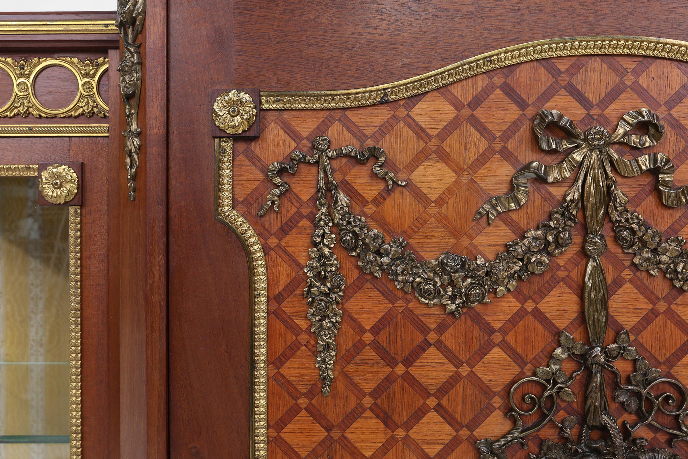 Rare vitrine Louis XVI en marqueterie avec lumière, France vers 1850 Bon état - En vente à Meulebeke, BE