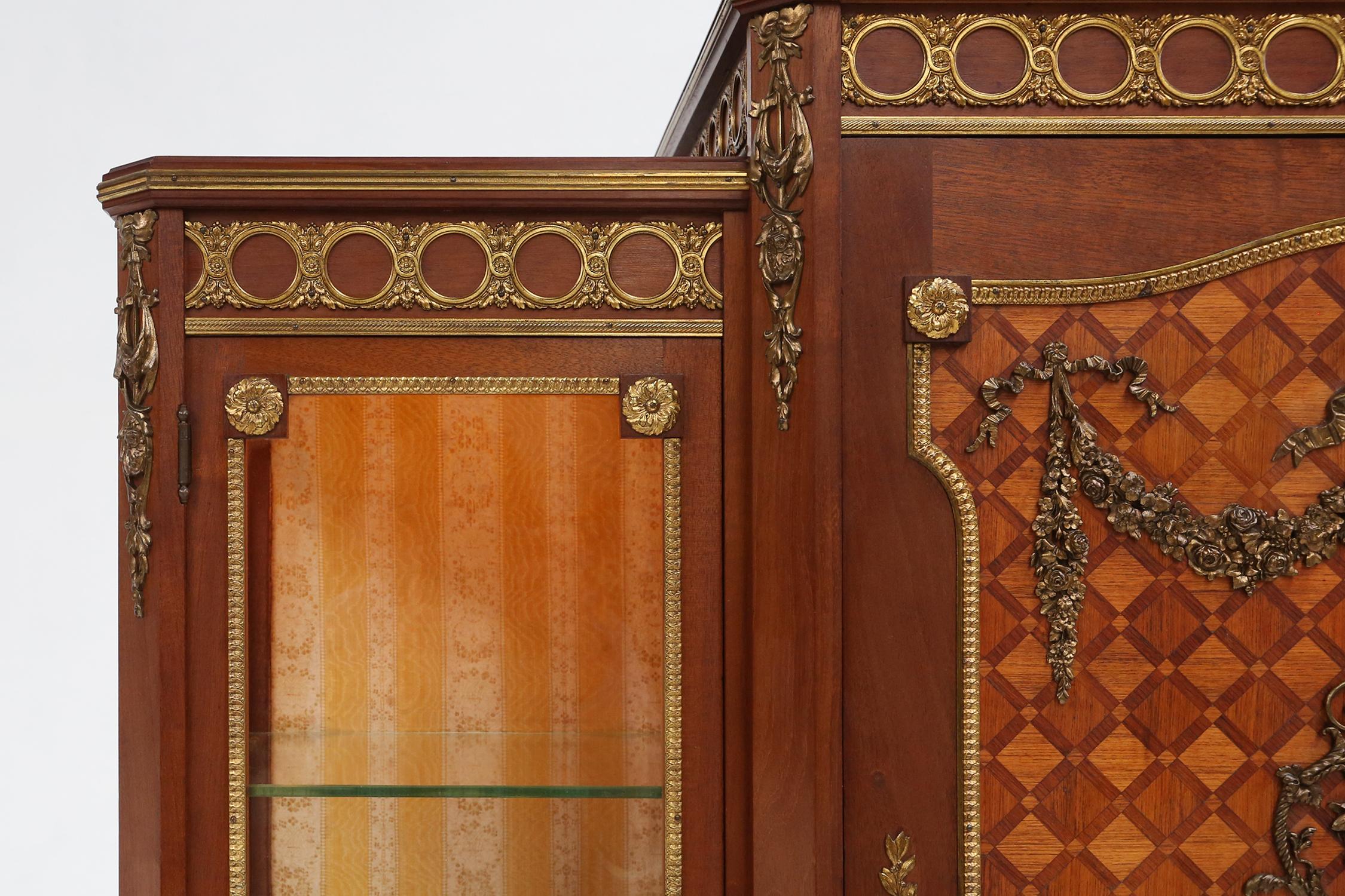 Milieu du XIXe siècle Rare vitrine Louis XVI en marqueterie avec lumière, France vers 1850 en vente