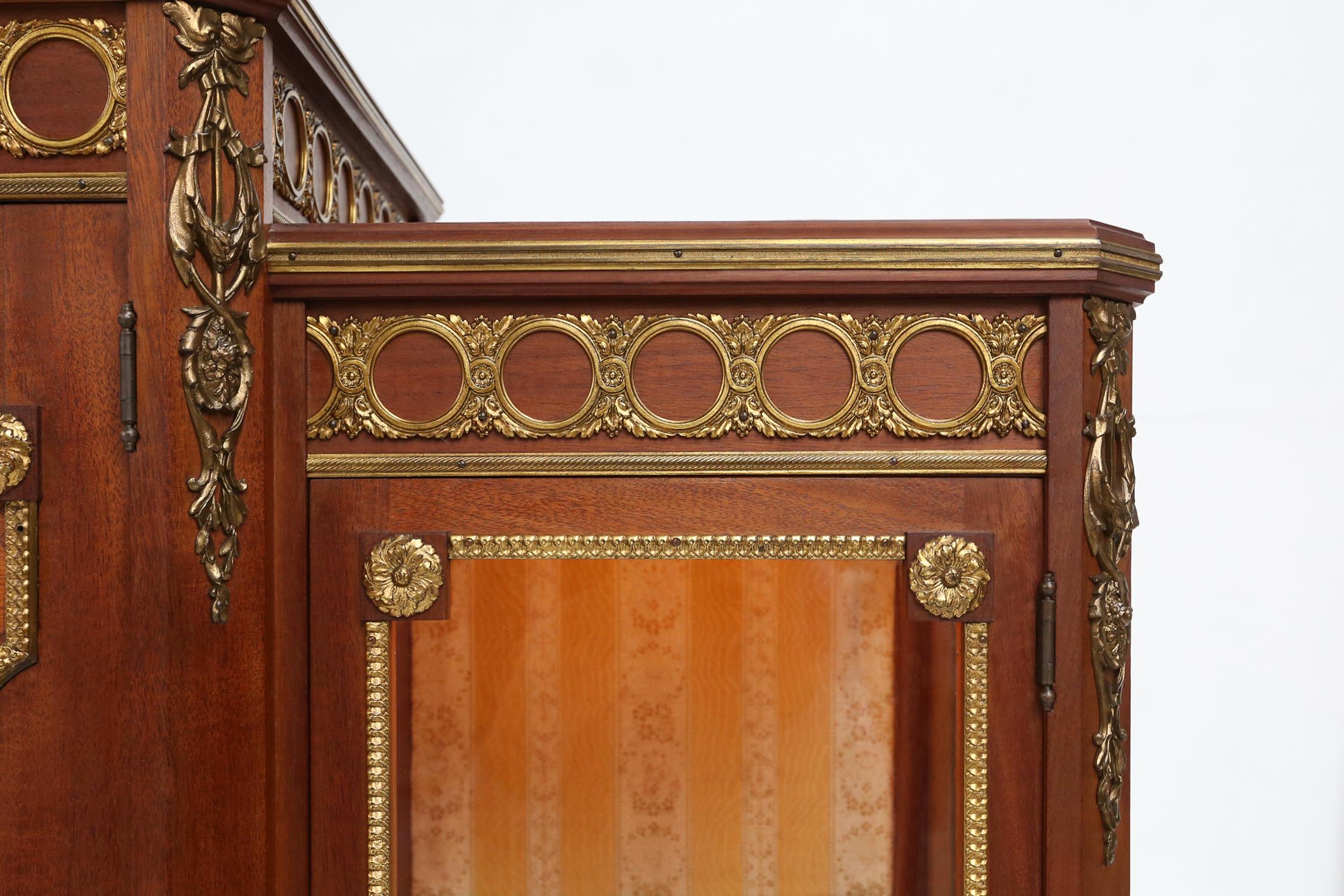 Laiton Rare vitrine Louis XVI en marqueterie avec lumière, France vers 1850 en vente