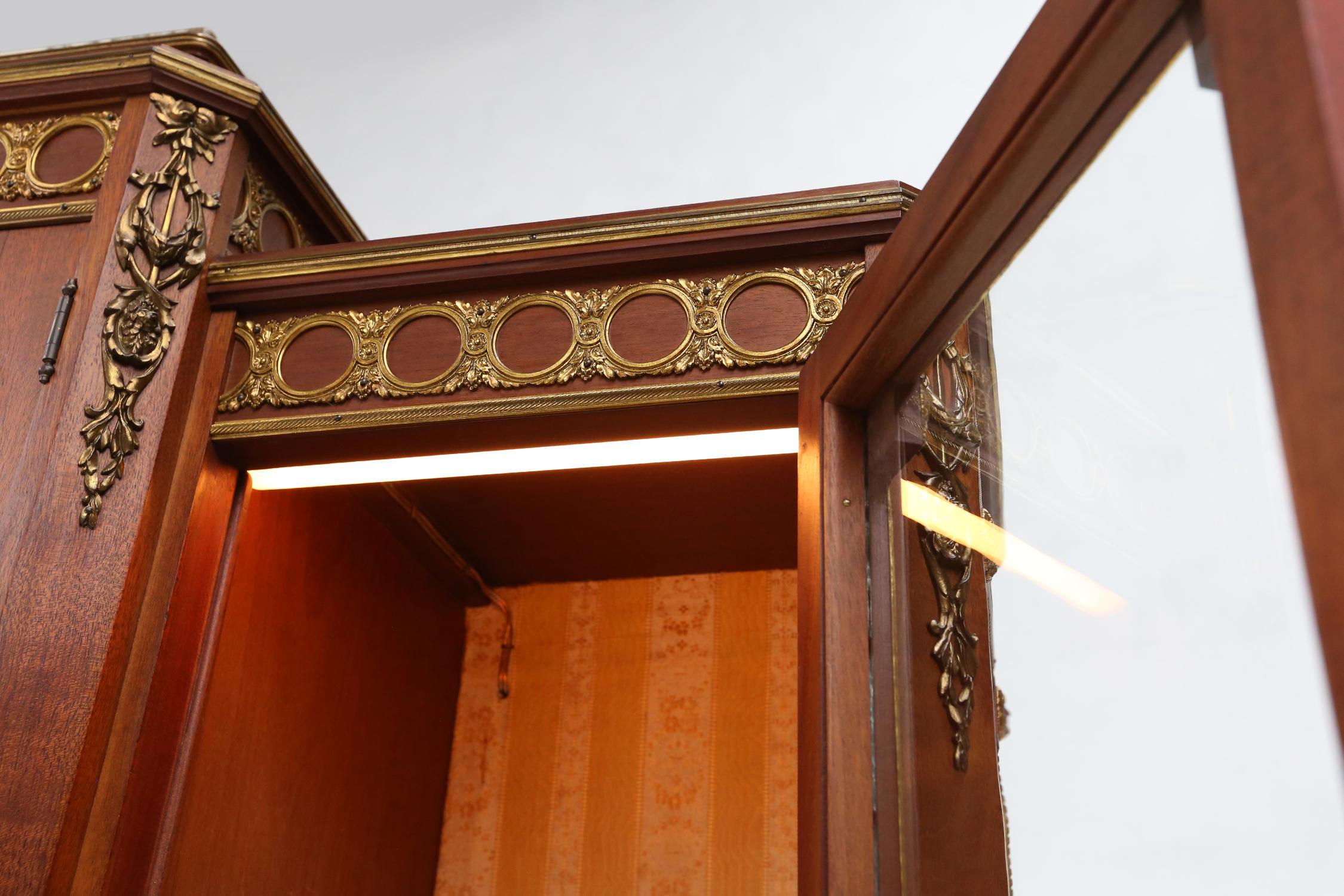 Rare vitrine Louis XVI en marqueterie avec lumière, France vers 1850 en vente 1