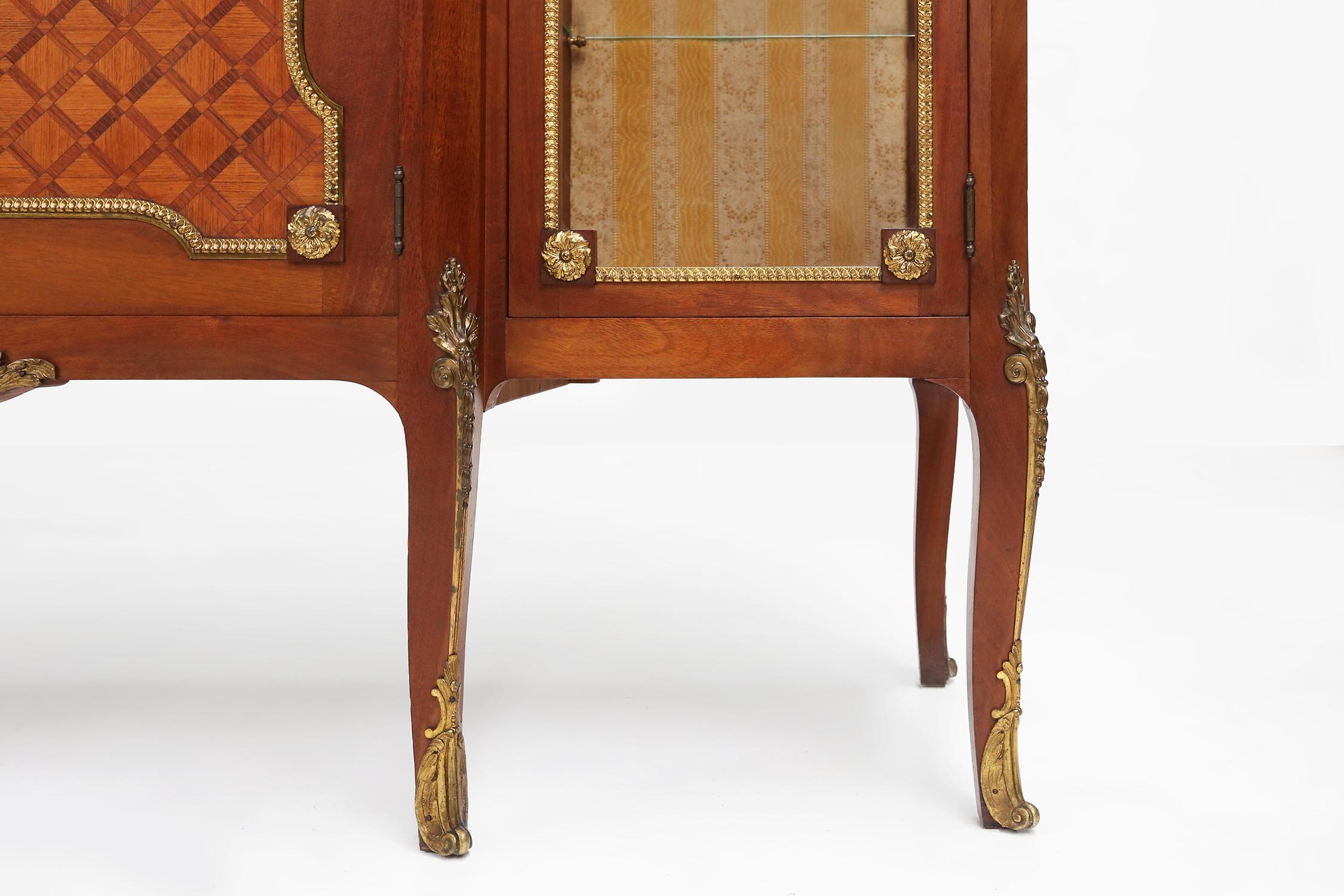 Rare vitrine Louis XVI en marqueterie avec lumière, France vers 1850 en vente 2
