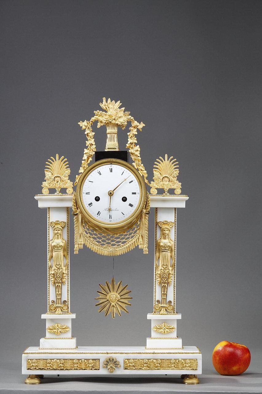 Rare Louis XVI period portico clock in white marble and gilded and chiseled bronzes with antique-inspired decoration. This important Neo-classical clock of the late 18th century is composed of two sheaths with caryatids, surrounded by friezes of