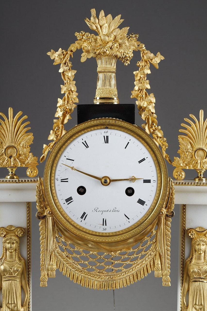 Seltene Portico-Uhr aus der Louis-XVI.-Periode von Jacques-Claude-martin Rocquet (Vergoldet) im Angebot