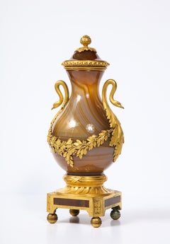 Seltene russische Ormolu-Vase aus Achat mit Bügelgriffen aus Bronze im Louis-XVI.-Stil mit Schwanenmotiv aus Goldbronze