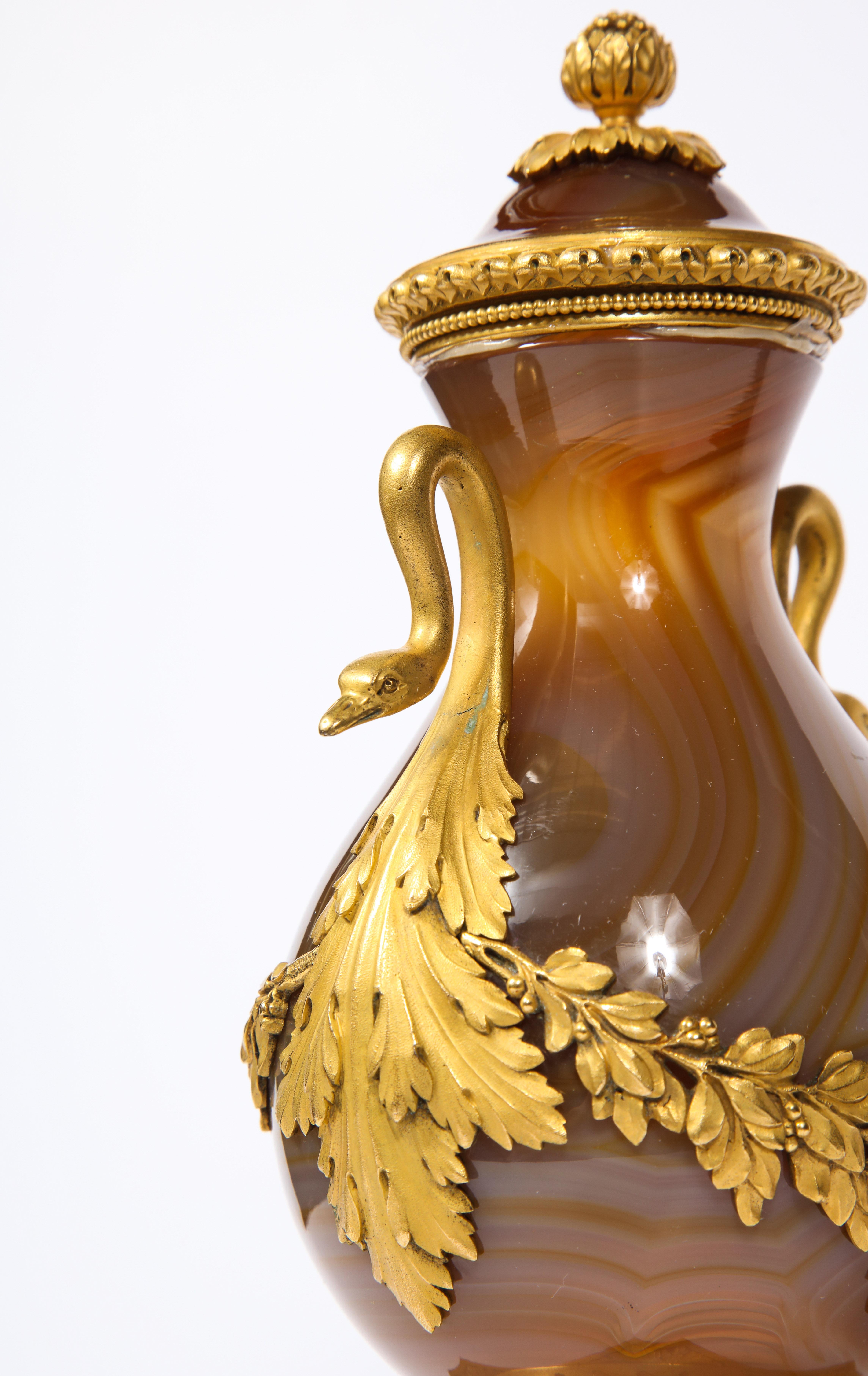 Metà XIX secolo Raro vaso russo Luigi XVI in agata con montatura in ormolu e maniglie a cigno in bronzo dorato in vendita