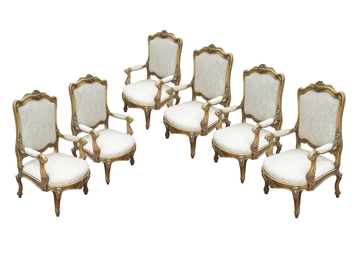 Eine seltene und beeindruckende französische Salongarnitur aus geschnitztem Goldholz des späten 19. Jahrhunderts, bestehend aus einem Sofa, einem Kaminschirm, einer Fensterbank und sechs Sesseln.
Die Show Holz mit wunderbaren Scrollen, geriffelte