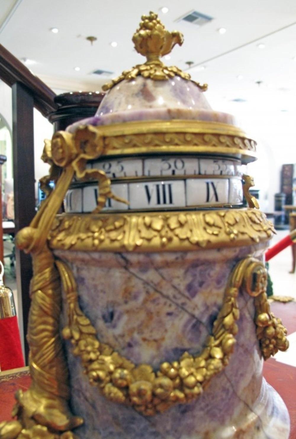 Rare horloge rotative de style Louis XVI en améthyste montée sur bronze doré Bon état - En vente à West Palm Beach, FL