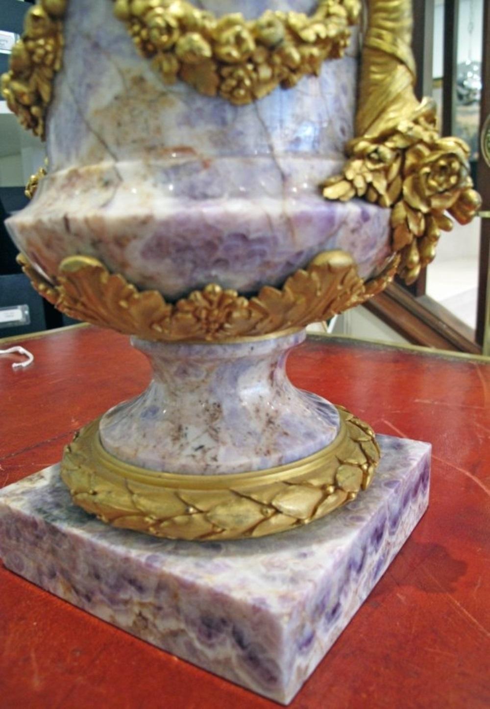 Fin du XIXe siècle Rare horloge rotative de style Louis XVI en améthyste montée sur bronze doré en vente