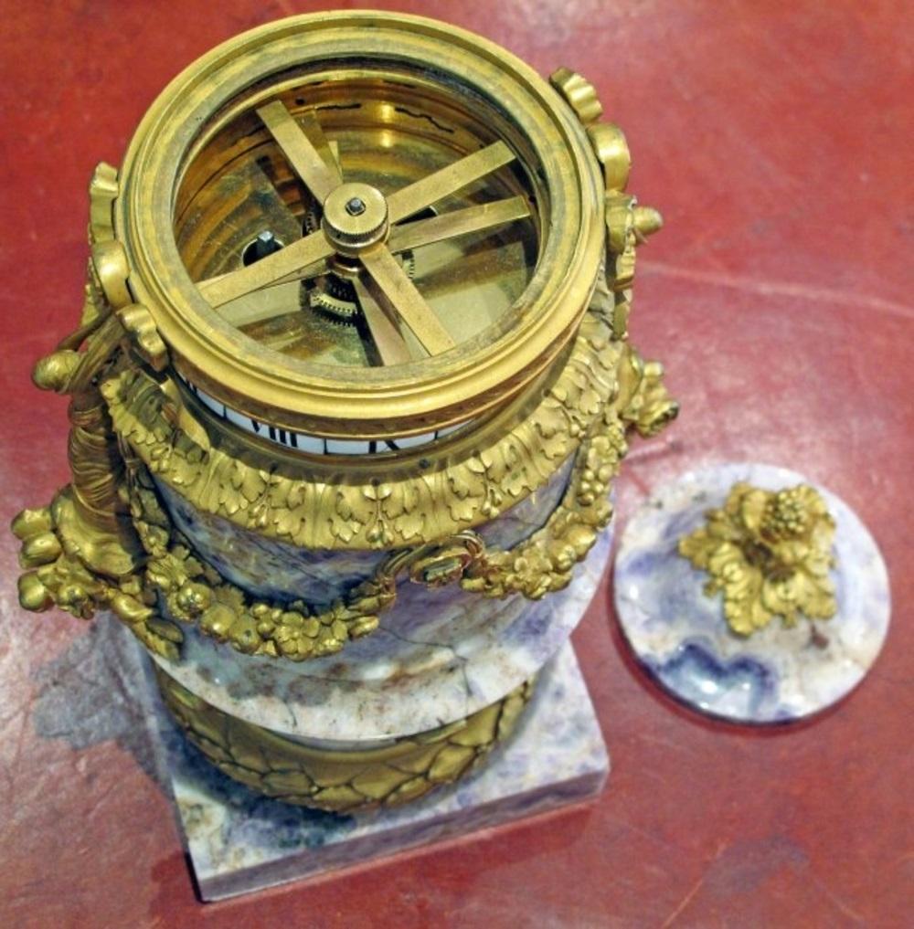 Seltene Rotary-Uhr im Louis-XVI.-Stil aus vergoldeter Bronze mit Amethystbeschlägen im Angebot 1