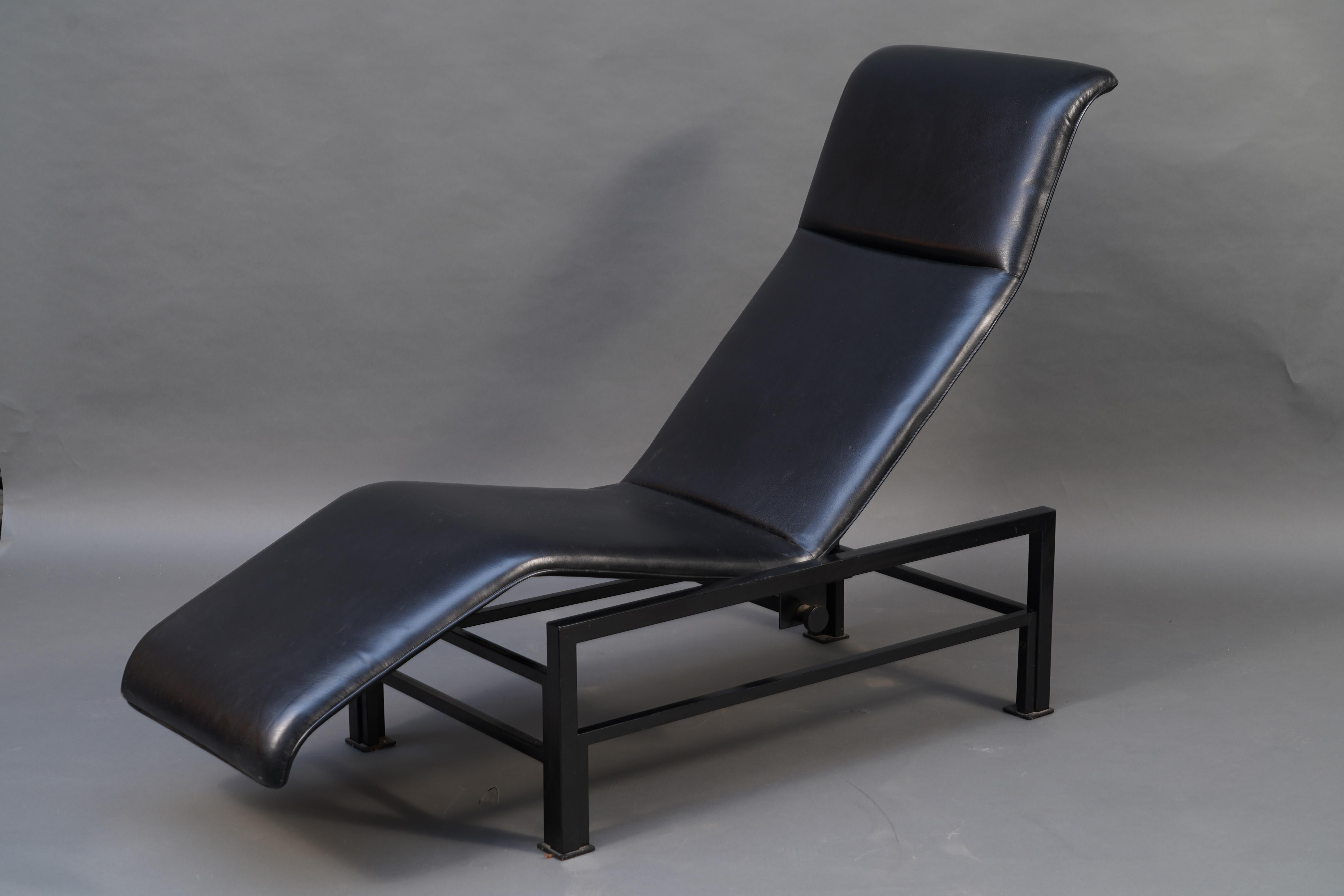 Rare fauteuil de salon en cuir noir et métal laqué noir, avec système de réglage de l'inclinaison par vis de blocage. Cette chaise longue conçue par Samuel Coriat a vu le jour en 1986 et bénéficie d'un confort et d'un design exceptionnels.

Artelano