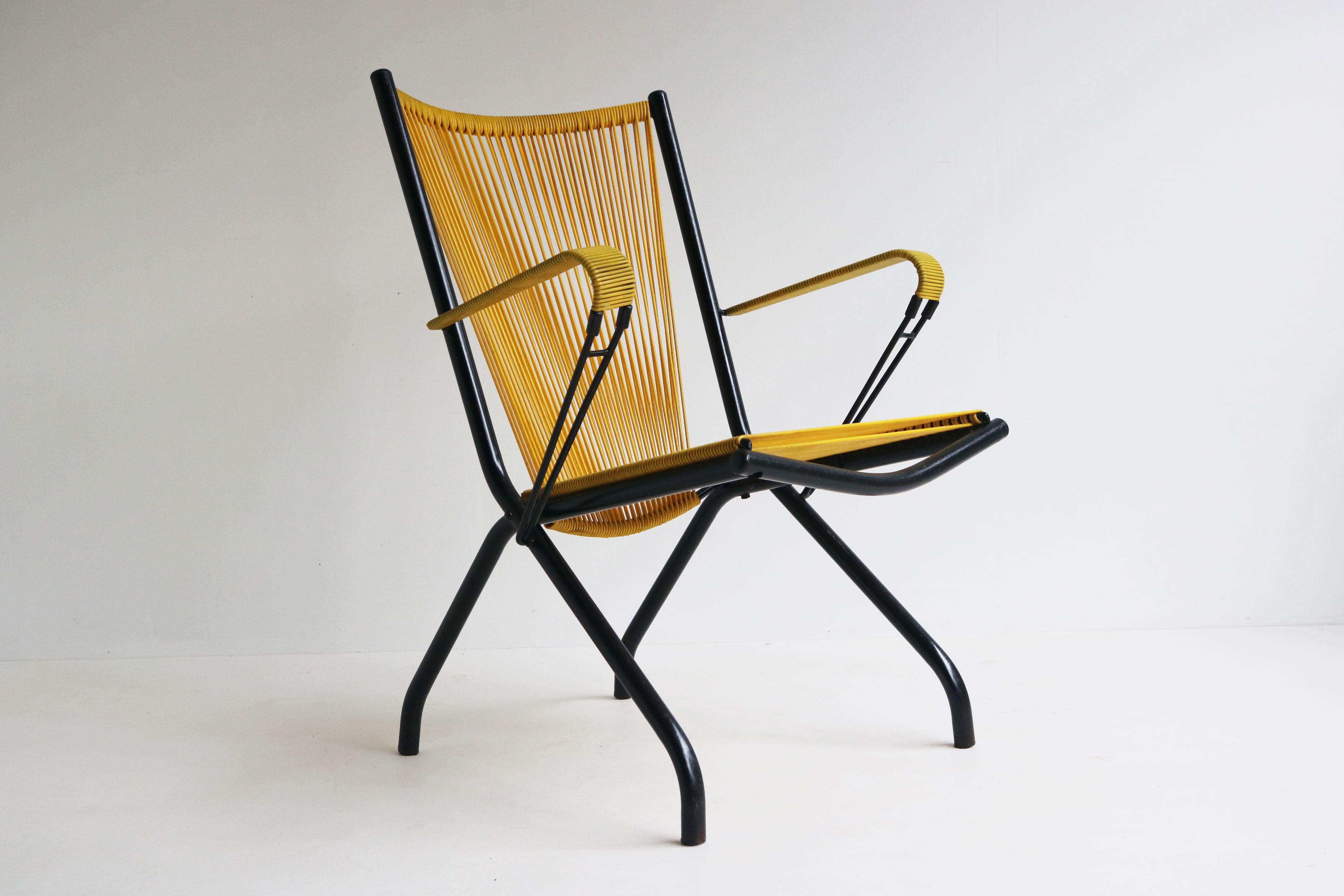 Rare French design 1950 Foldable lounge chair. Designed by Andre Monpoix for Meubles TV. 
The combination of black metal with yellow plastic wires makes this a mid-century modern statement piece. 
It can be folded in a matter of seconds and stored