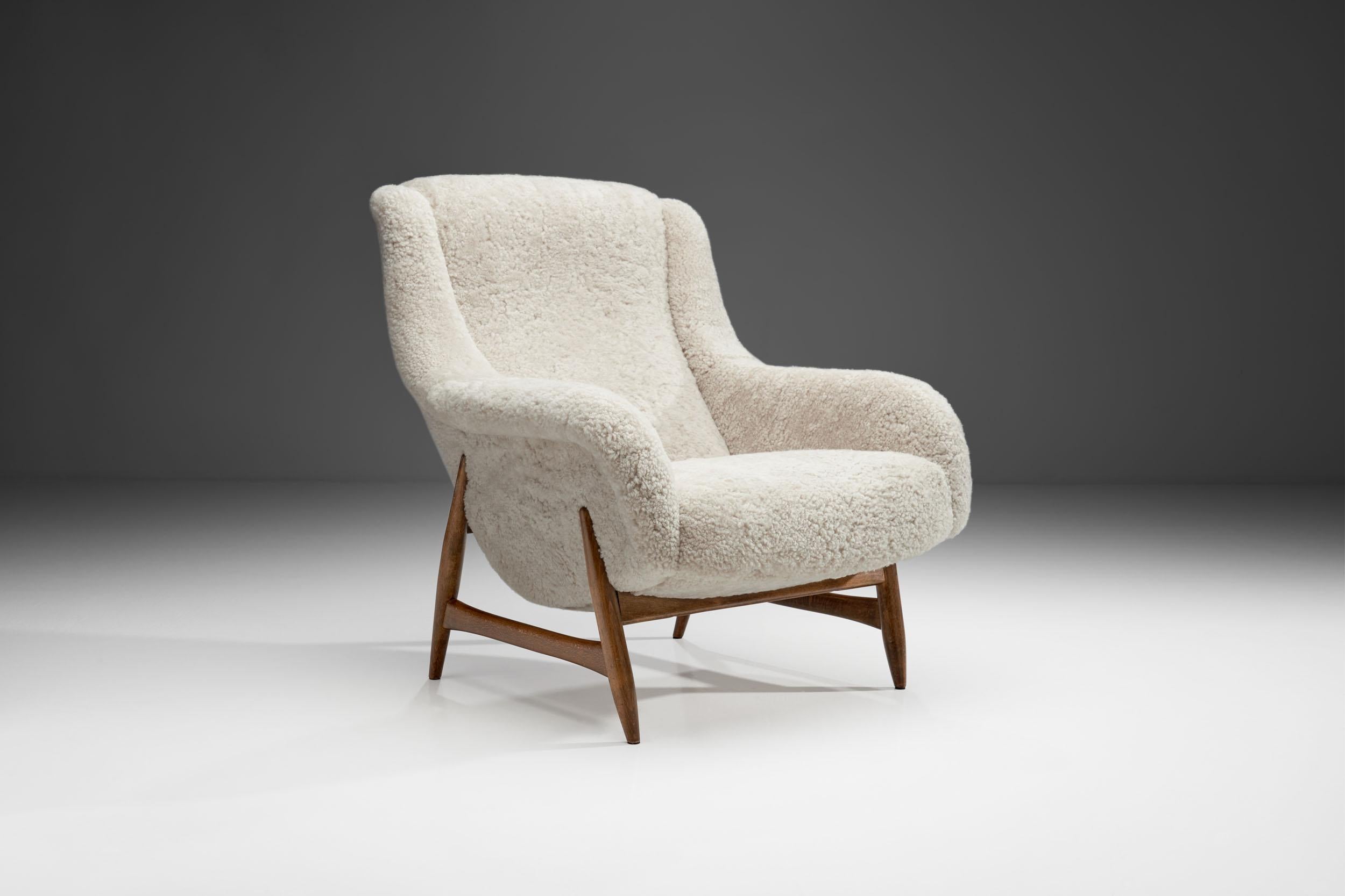 This cosy mid-century lounge chair by Bengt Ruda is one of the designer’s rarest designs. The combination of the Swedish designer’s idea and the Dutch manufactury’s execution is exceptional.

The beautiful teak wooden frame supports the upholstered