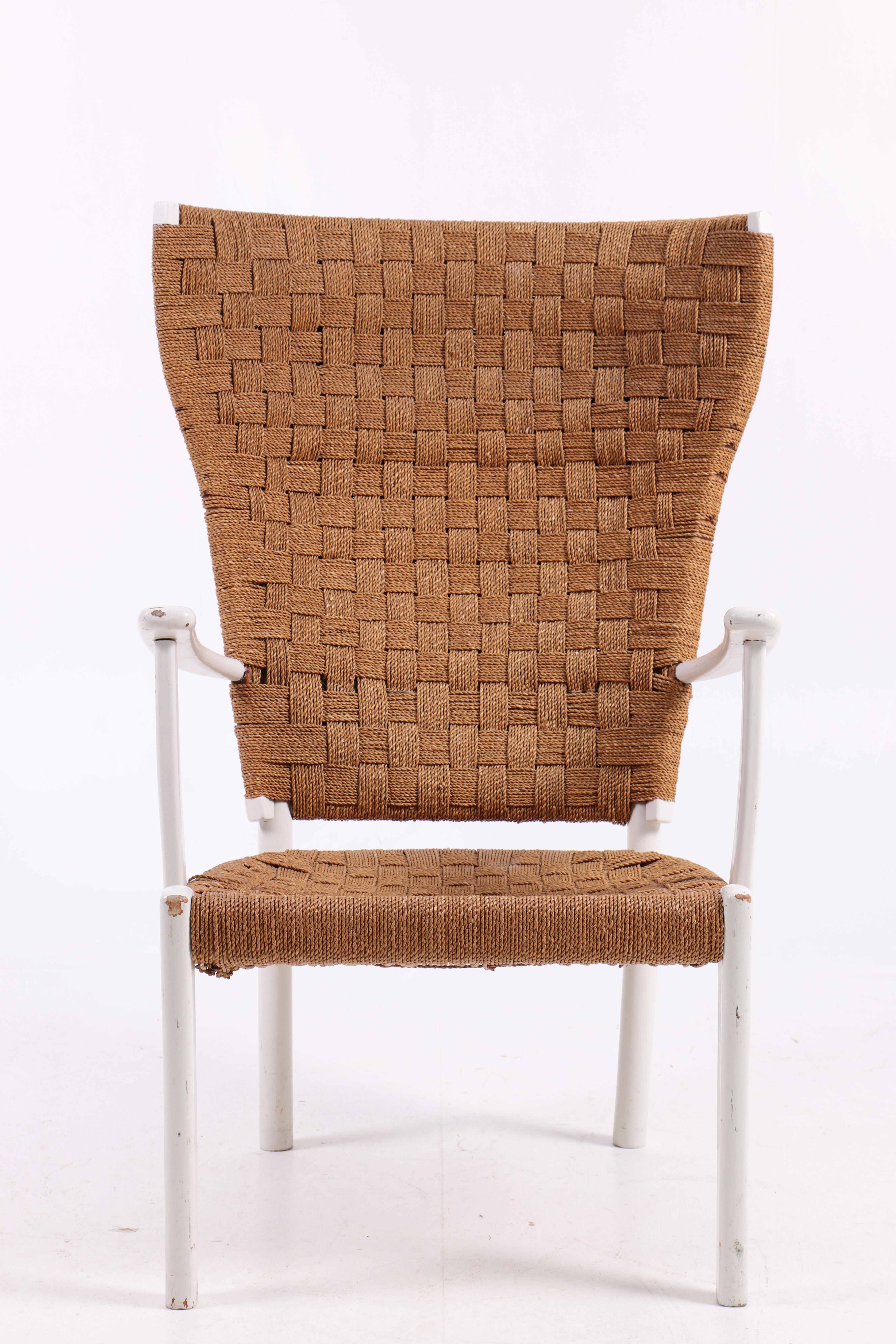 Chaise longue en hêtre laqué et gazon de mer conçue et fabriquée par l'ébéniste Fritz Hansen dans les années 1940.
