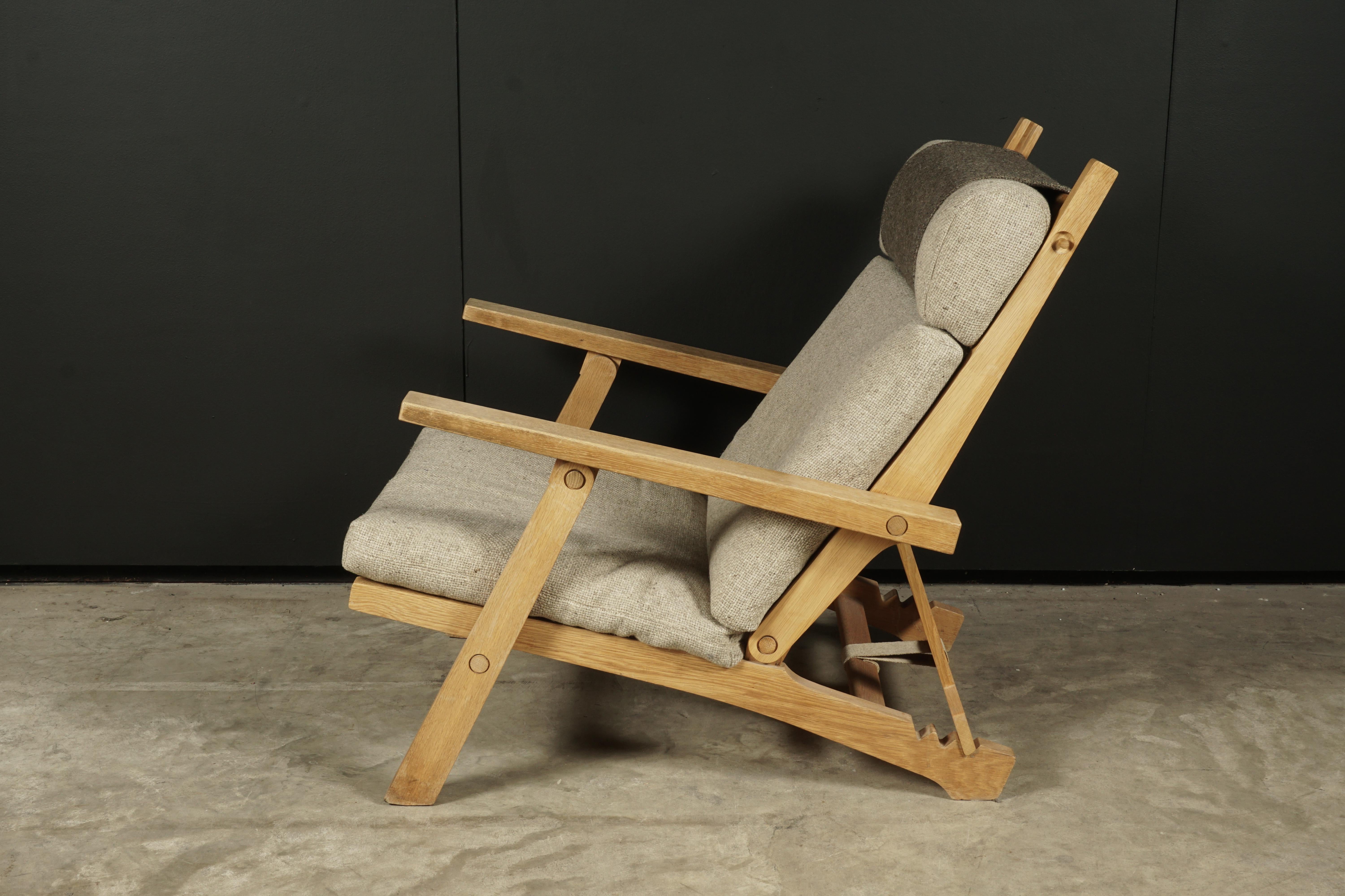 Rare lounge chair designed by Hans Wegner, model AP71, Denmark, 1968. Solid oak frame with original linen fabric. Fully foldable with adjustable back and head rest. Manufactured by AP stolen Valby.