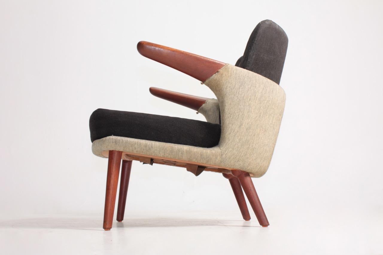 Lounge chair in fabric and teak, model 423 designed in 1954 by Maa. Ib Kofod Larsen, edited by Christensen & Larsen Cabinetmakers. Original condition.
