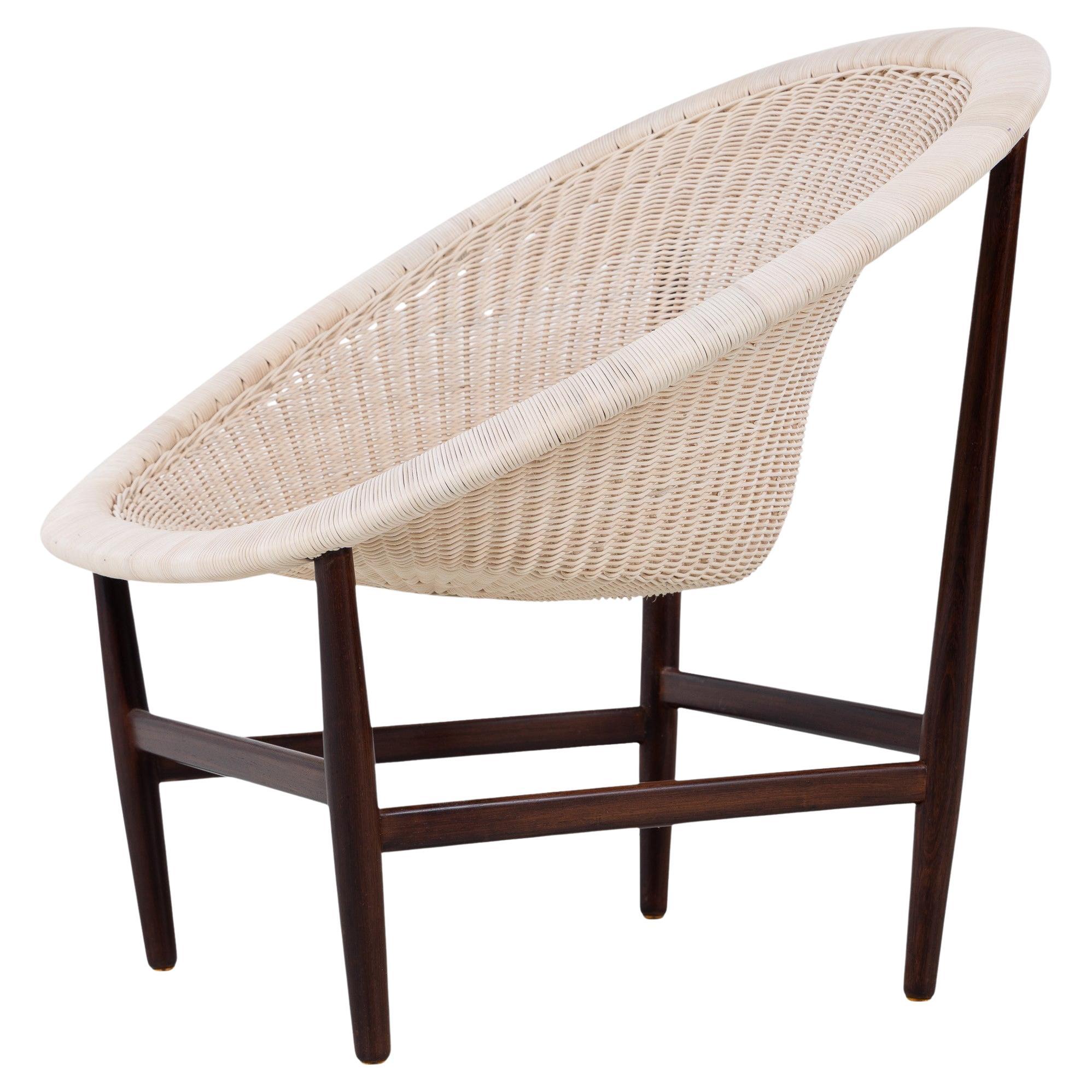 Rare lounge chair in Rosewood by Nanna Ditzel For Sale