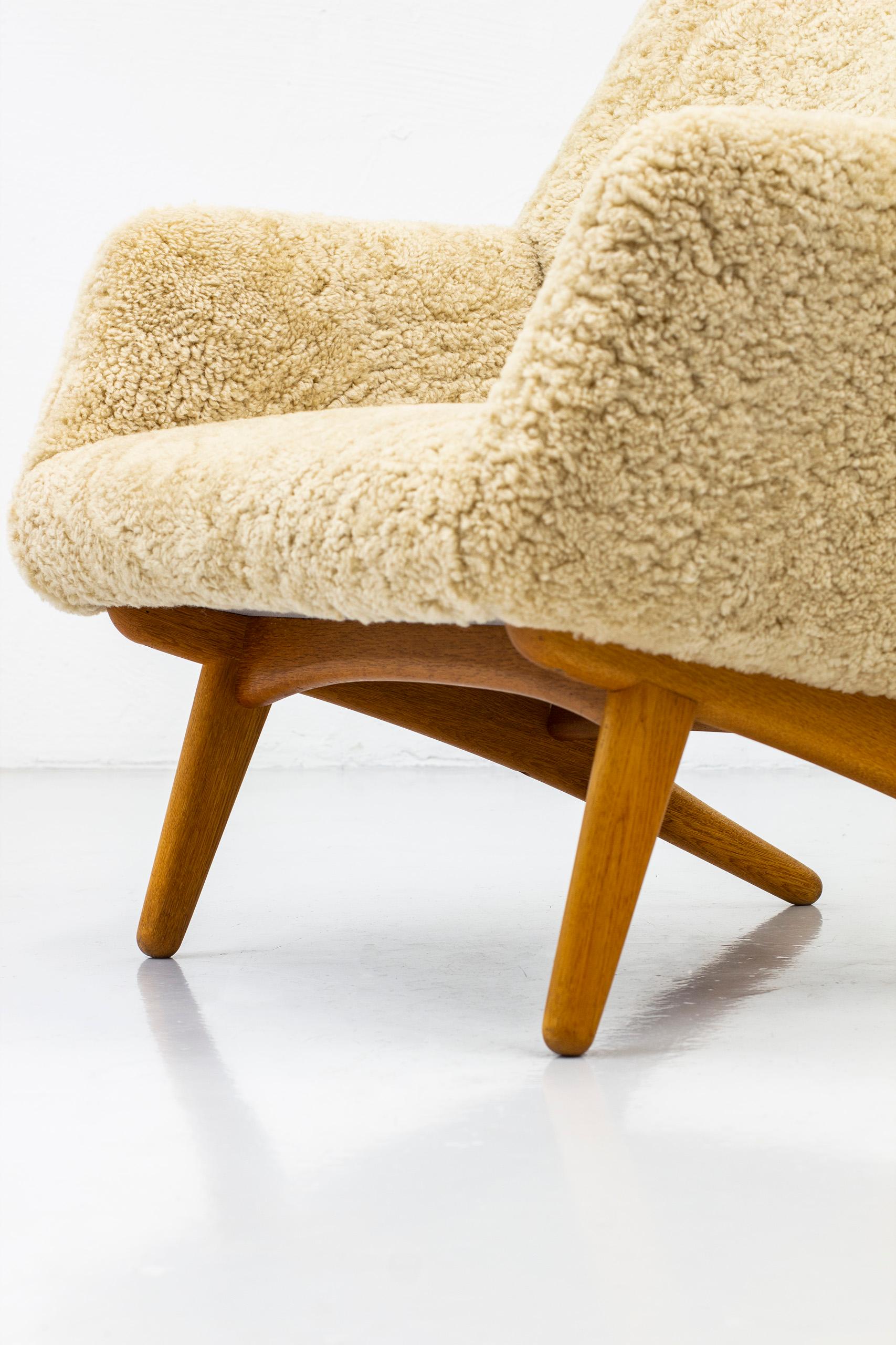 Rare Lounge Chair with Ottoman in Sheepskin by Illum Wikkelsø In Good Condition In Hägersten, SE