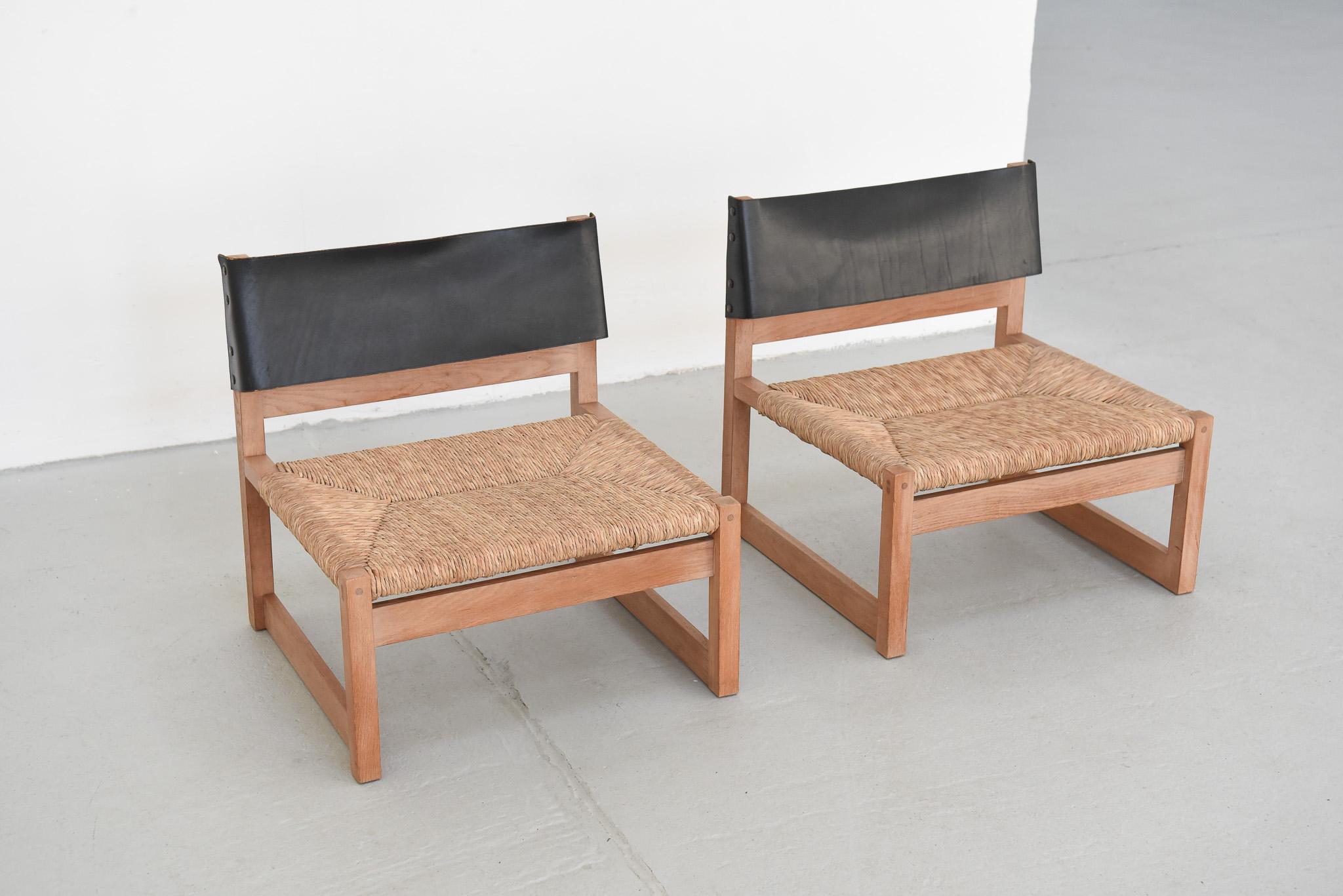 Extremely rare and minimalist lounge chairs, designed by spanish architect Javier Carvajal. These chairs were issued in a small edition by the madrilenian manufacturer BIOSCA.
Very  clear architectural lines and incredible attention to details with