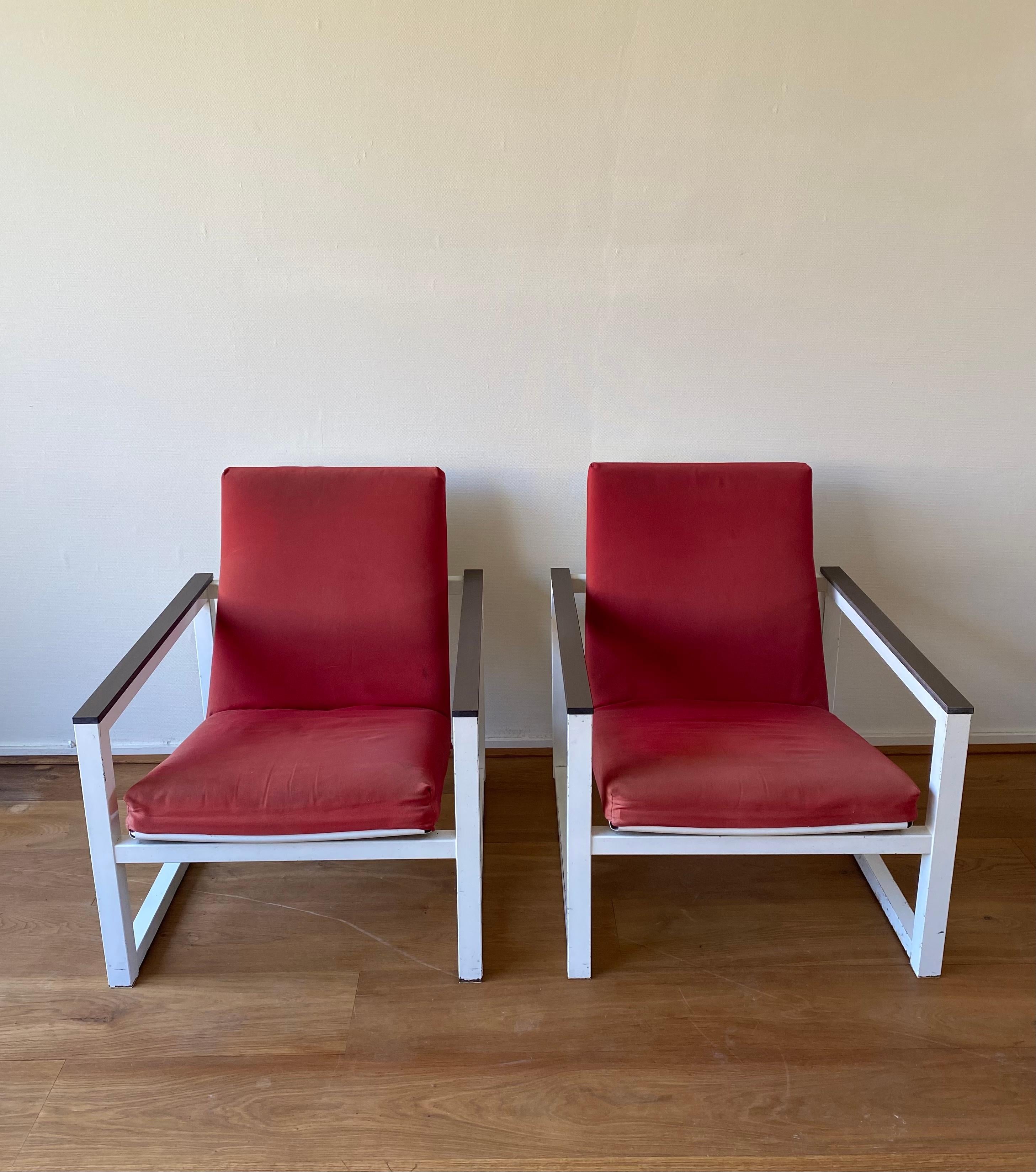 Seltene Lounge-Stühle, entworfen von Tjerk Reijenga und Friso Kramer für Pilastro im Jahr 1965. Der Stuhl selbst wurde 1965 von Tjerk Reijenga für Pilastro entworfen, das Sitzteil von Friso Kramer für Ahrend de Cirkel 1959. Die Stühle haben ein