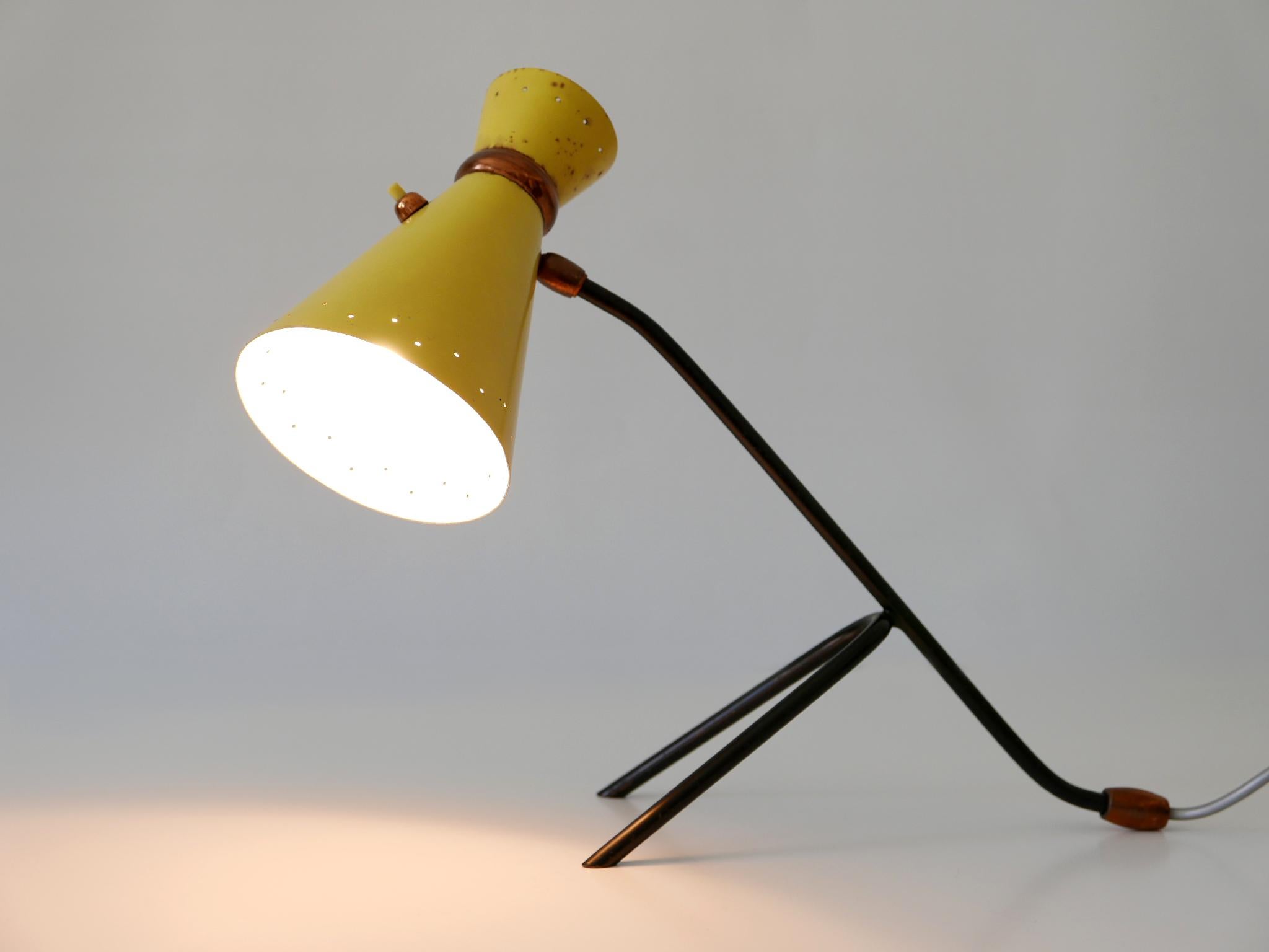 Extremely rare, highly decorative and articulated Mid-Century Modern diabolo table lamp or desk light. Due to the joint ball, the lamp shade can be adjusted in various positions. Designed & manufactured probably in Italy, 1960s.

Executed in yellow