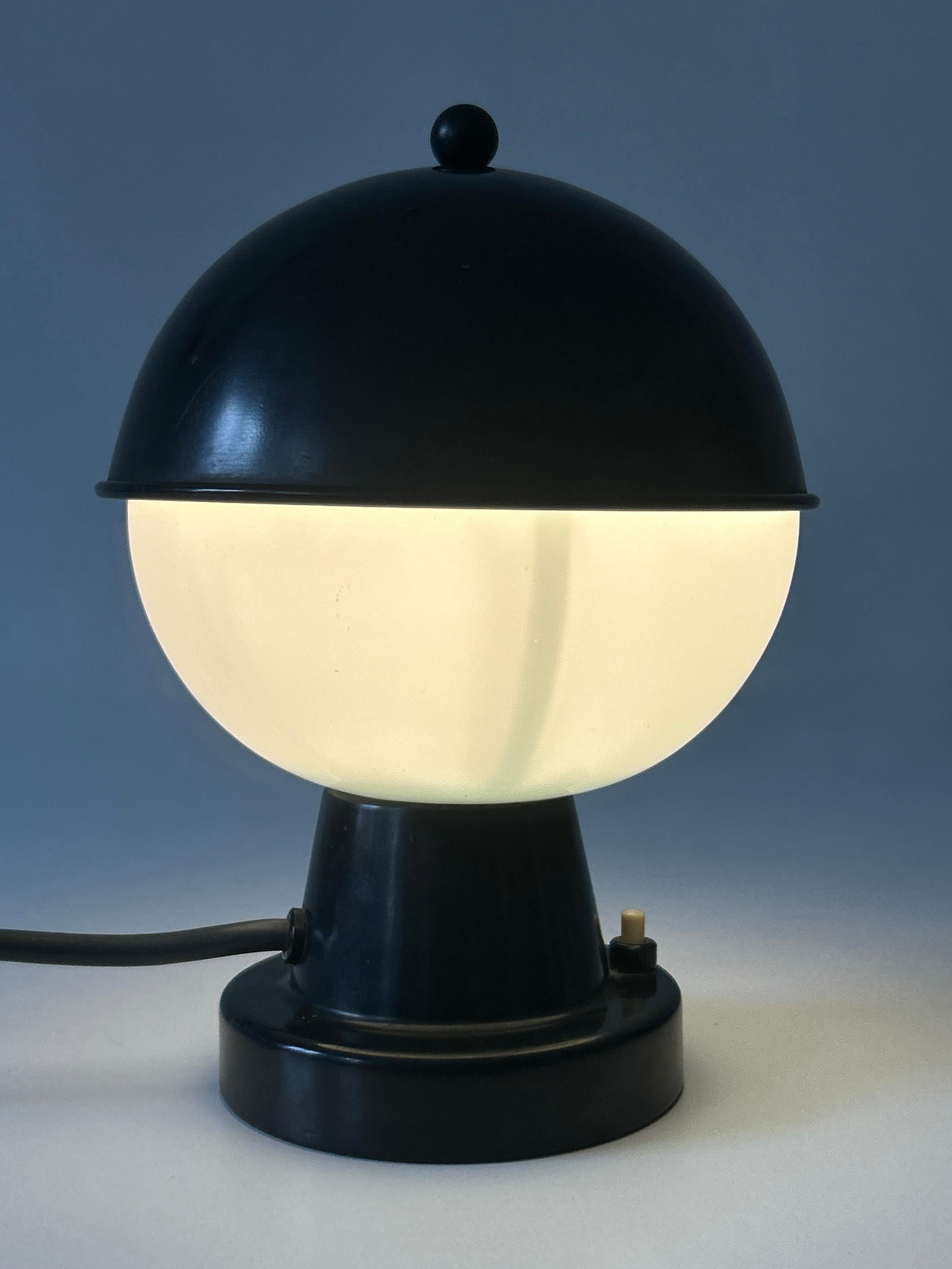 Äußerst seltene & schöne Mid Century Modern Tischlampe / Nachttischlampe. Hergestellt von Belmag, Zürich, Schweiz, 1960er Jahre. Der Glasschirm trägt die Aufschrift 