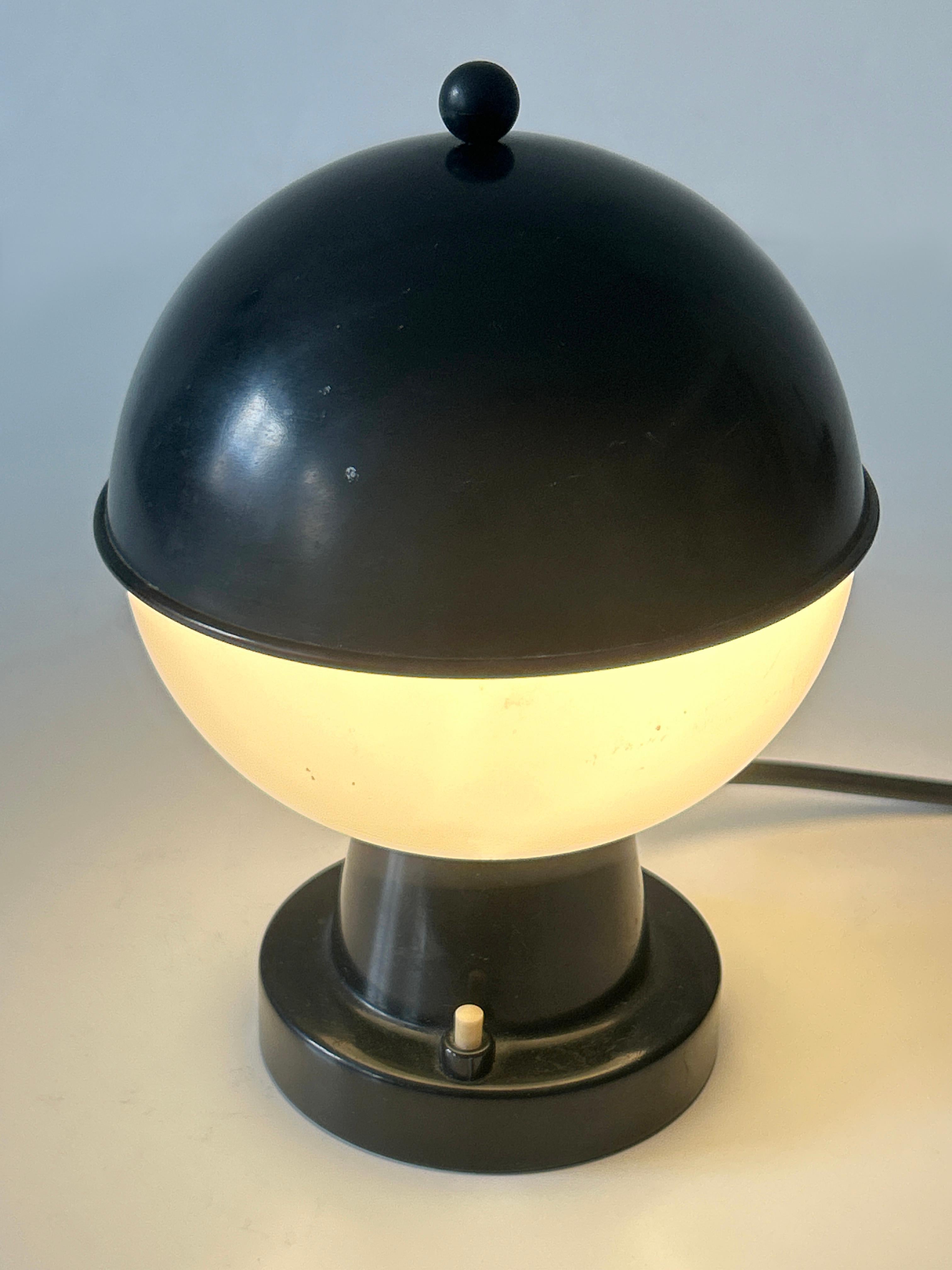Seltene & schöne Mid Century Modern Tischlampe von Belmag, Schweiz, 1960er Jahre (Emailliert) im Angebot