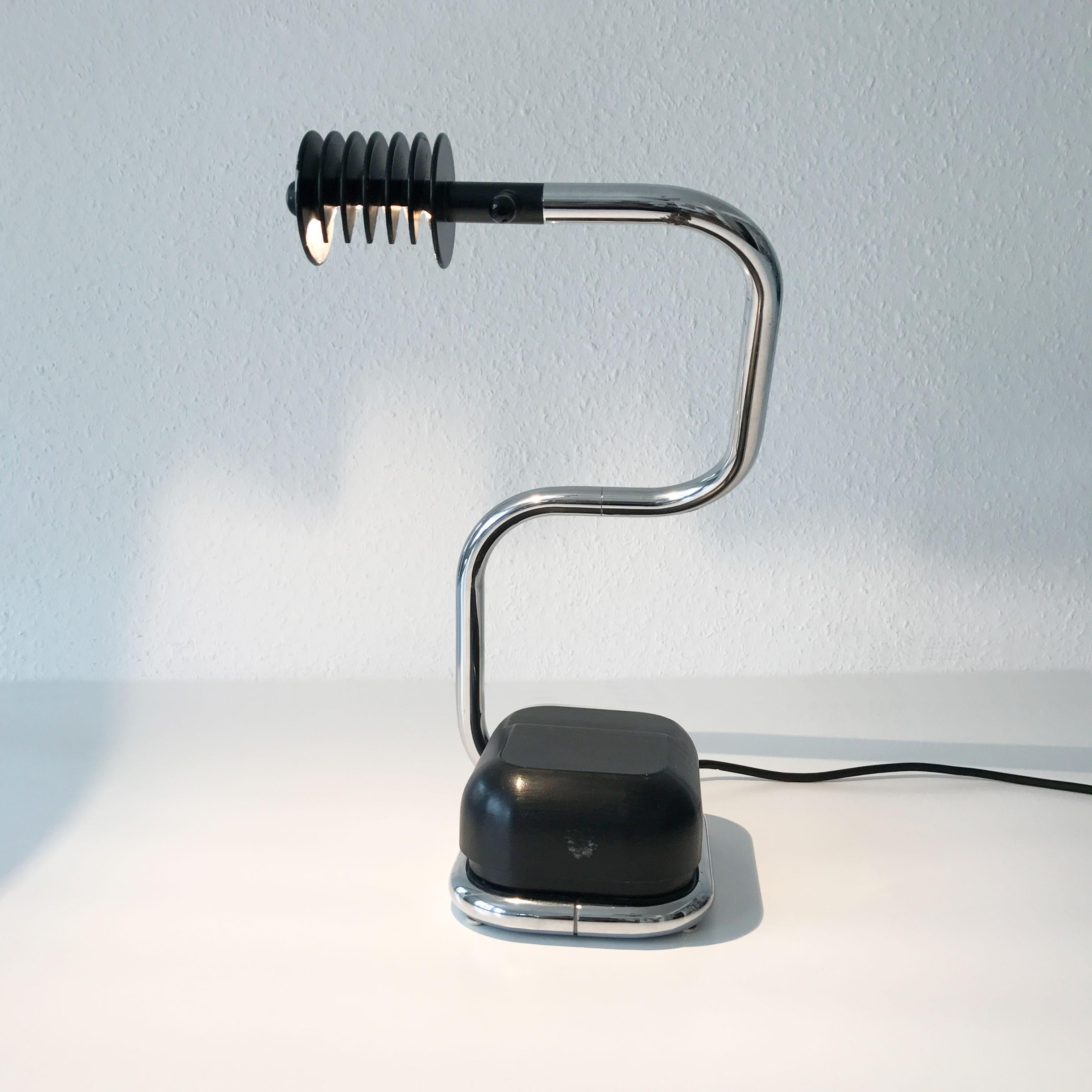 Extremely rare Mid-Century Modern Lucciola table lamp. Designed by Fabio Lenci, 1971 and manufactured by Harvey Guzzini, in Italy, 1970s.

This elegant table lamp is executed in chrome-plated steel tube, black lacquered metal, black plastic. It is