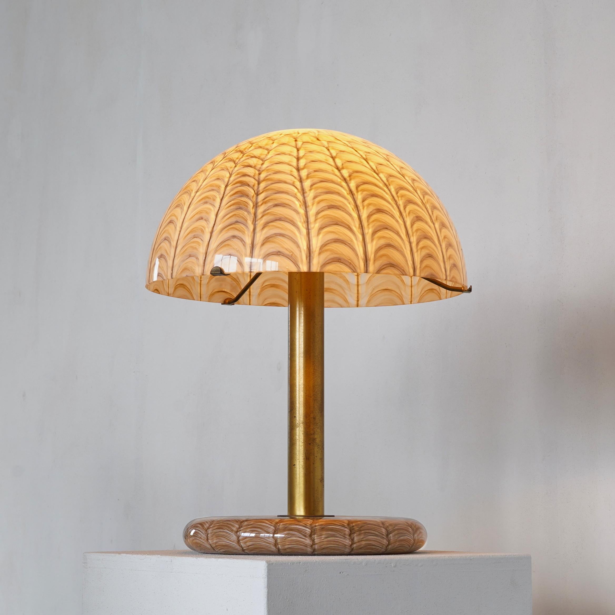Ludovico Diaz de Santillana Venini Table Lamp, Italy, 1960s.

This rare table lamp shows the exquisite finesse of the work of Ludovico Diaz de Santillana (1931-1989). Its large shade is very thin and shows this highly remarkable immersive pattern,